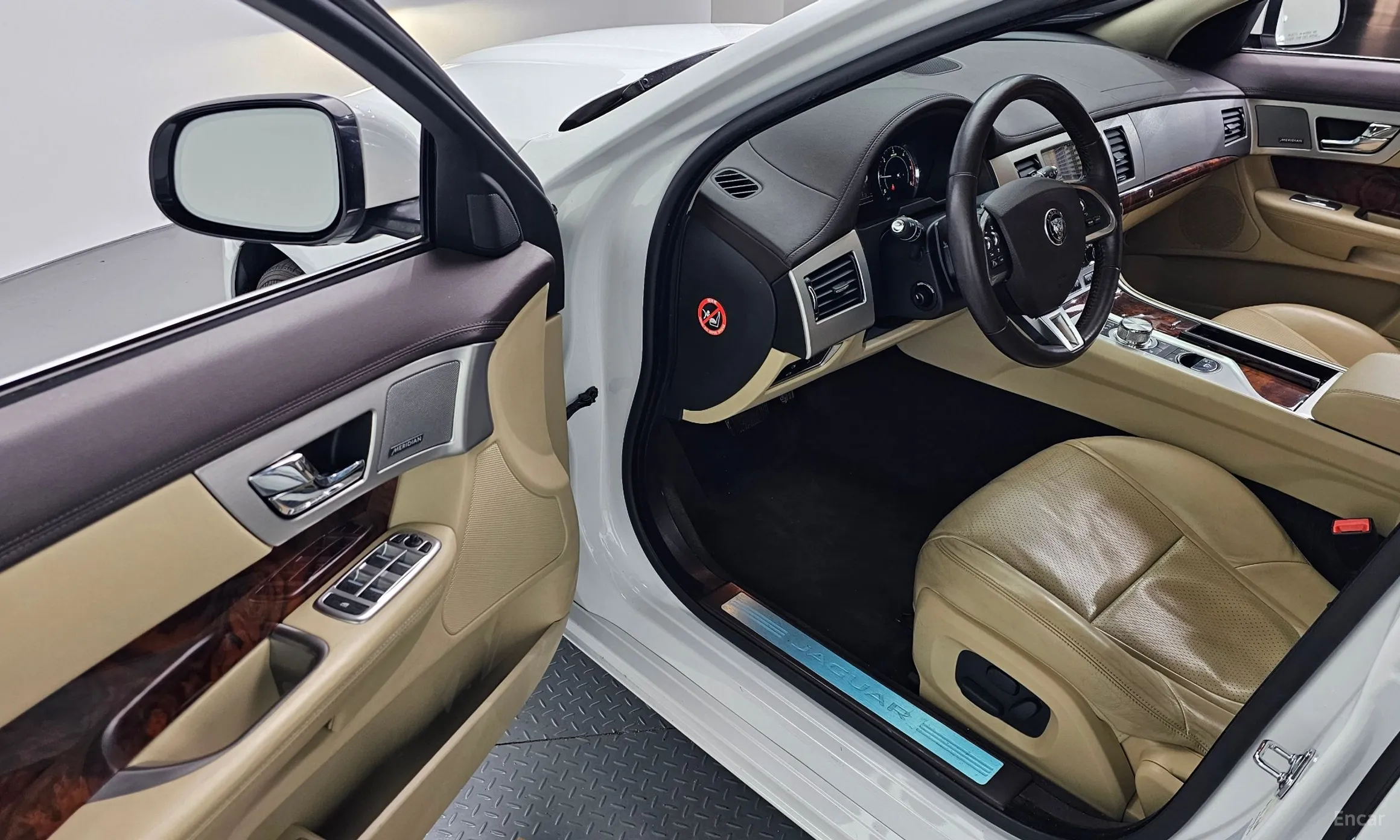 Jaguar New XF превью 10