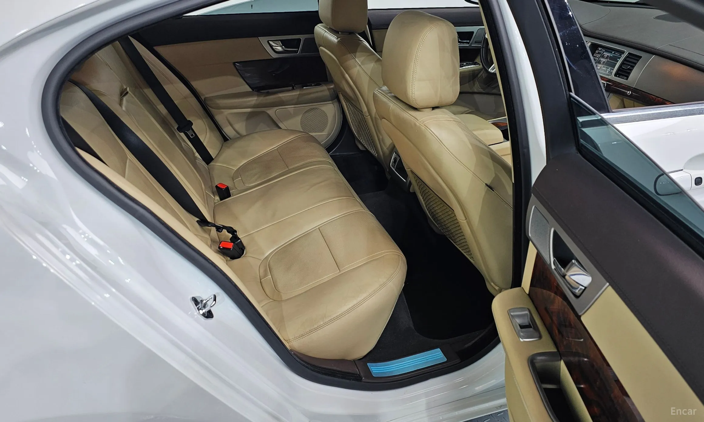 Jaguar New XF превью 11