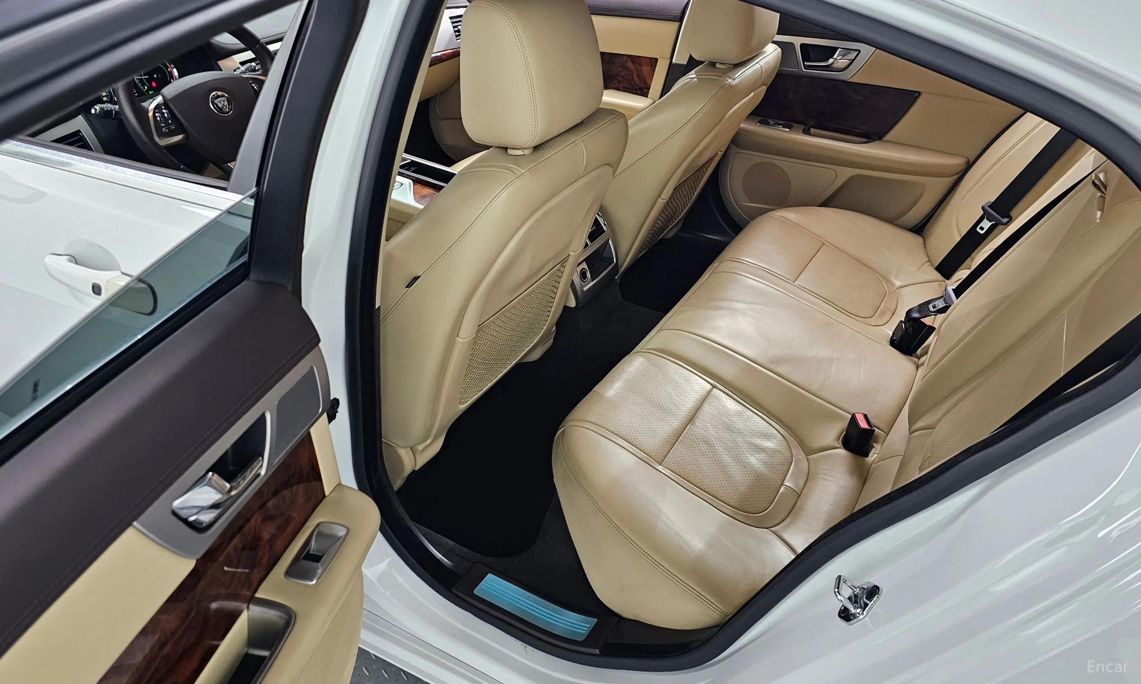Jaguar New XF превью 12