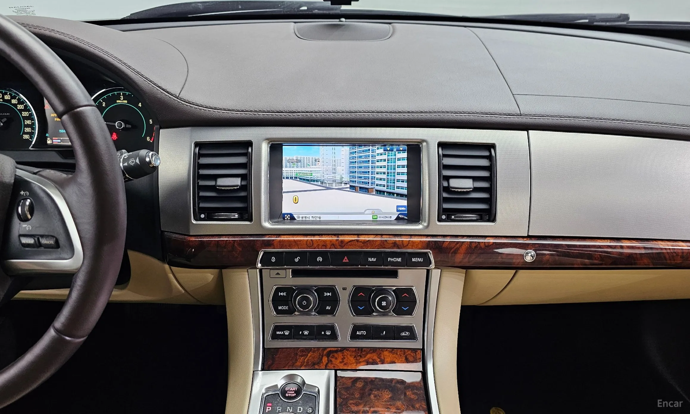 Jaguar New XF превью 13