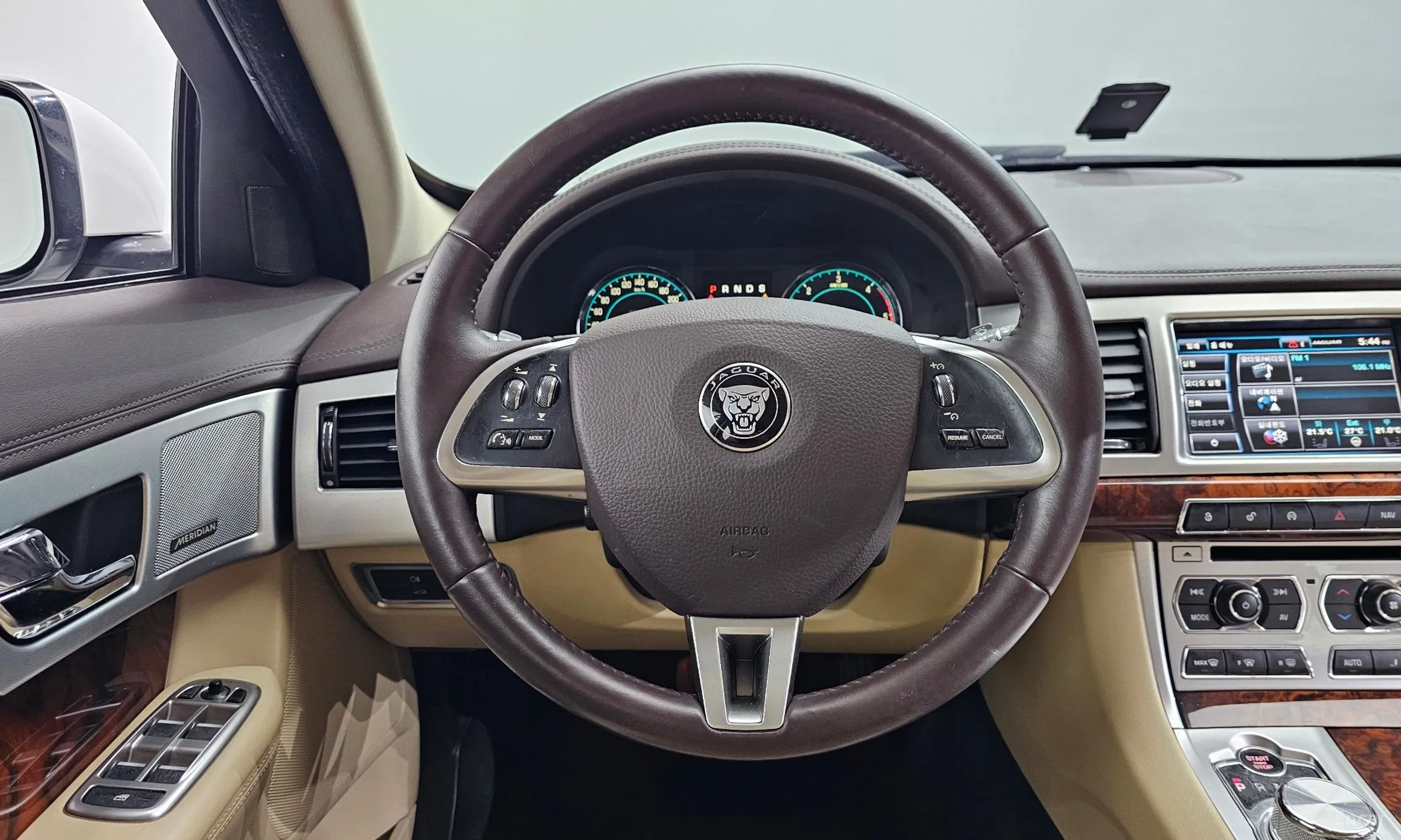 Jaguar New XF превью 14