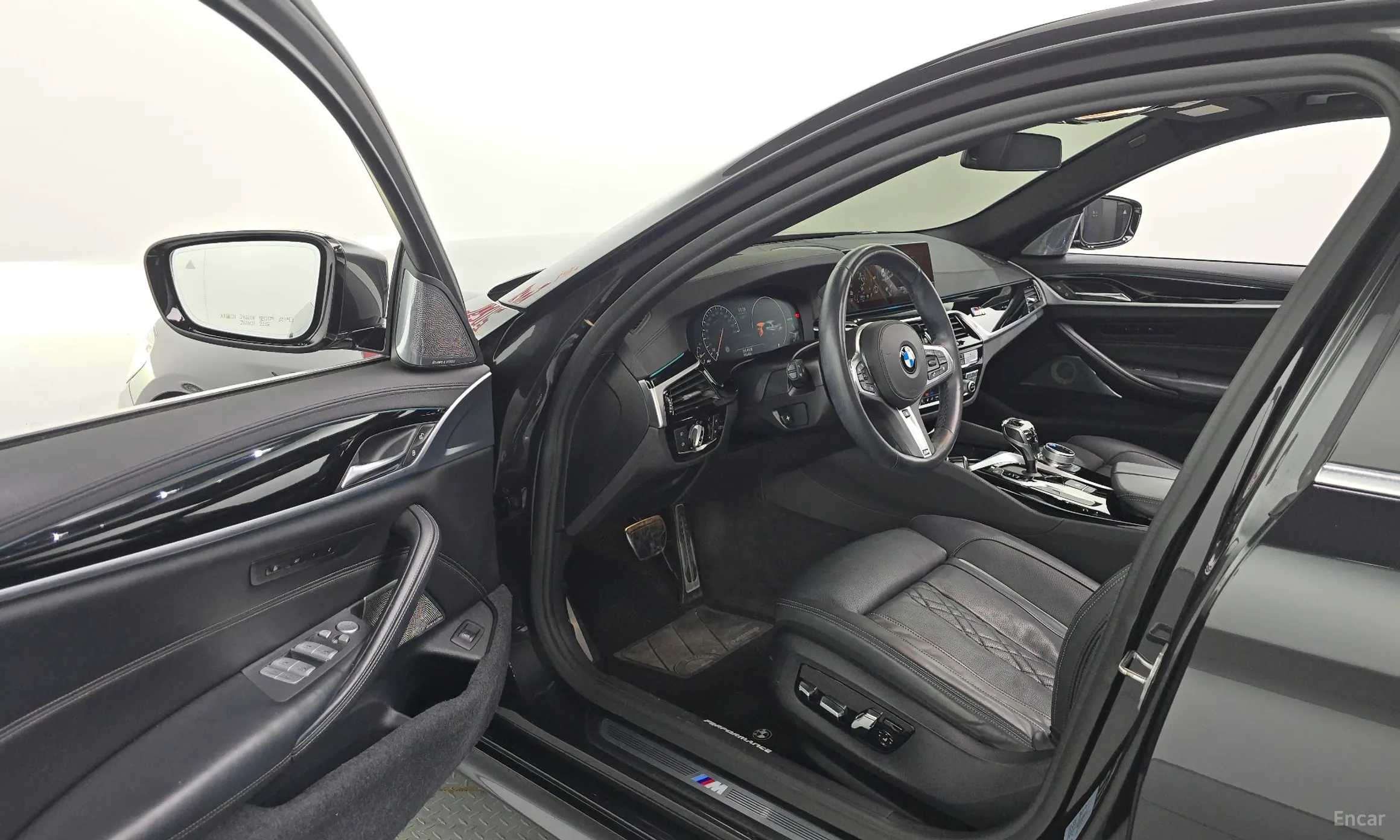 BMW 5 Series (G30) превью 10