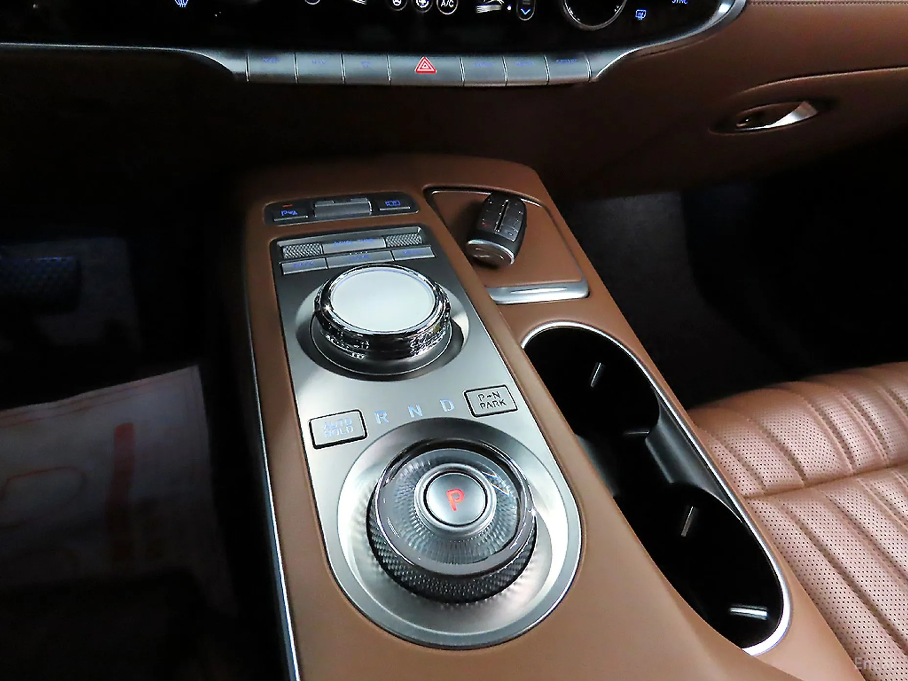 Genesis GV70 превью 9
