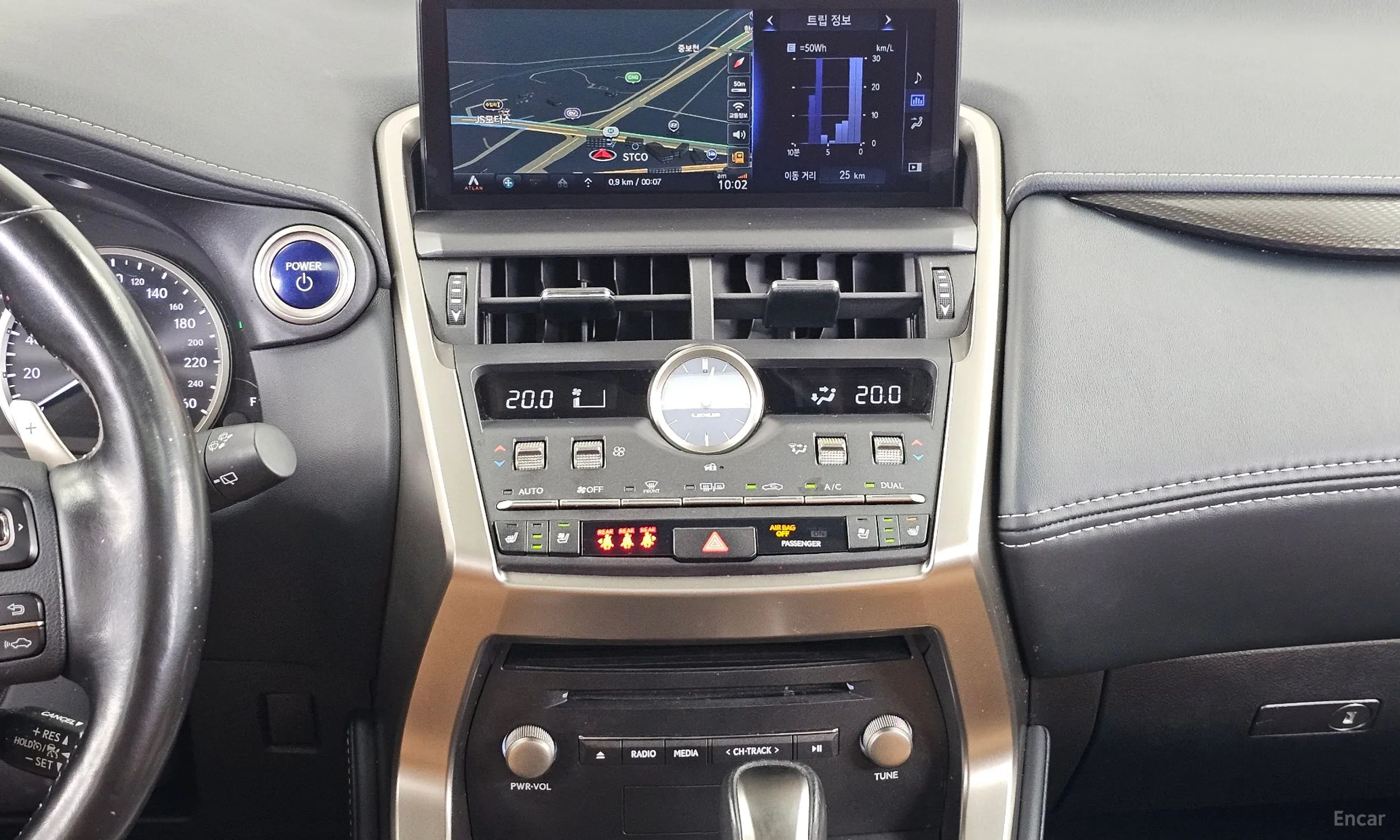 Lexus NX300h превью 14