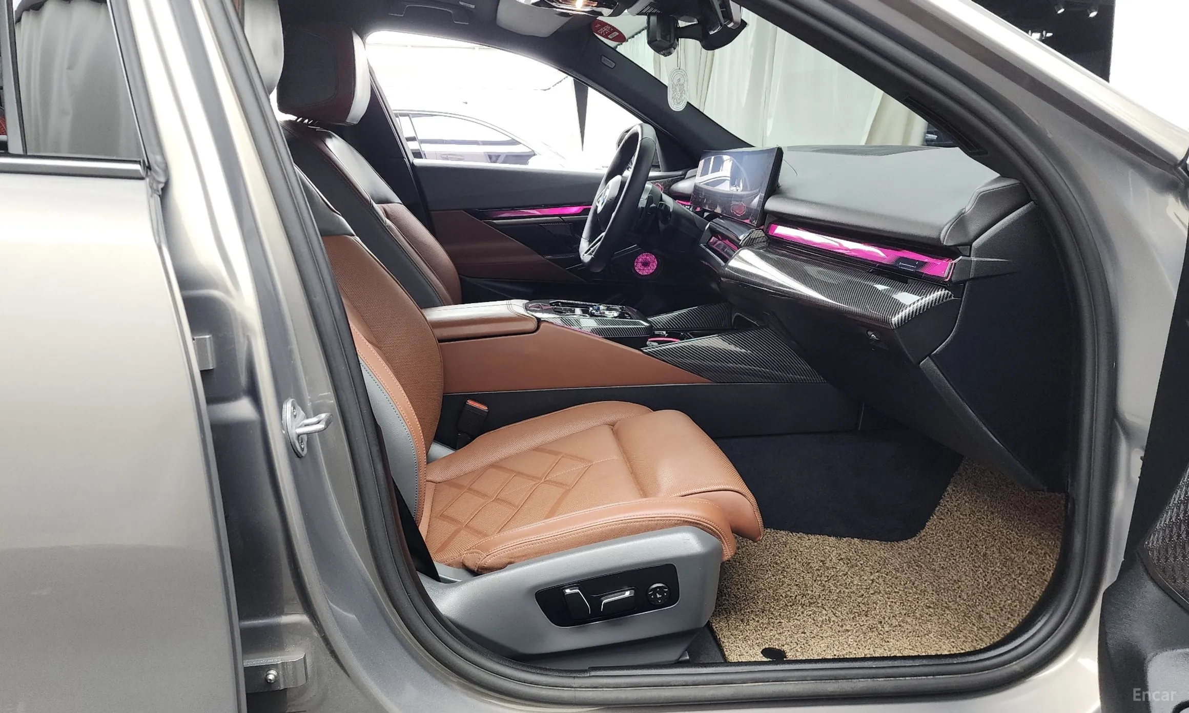BMW 5 Series (G60) превью 11