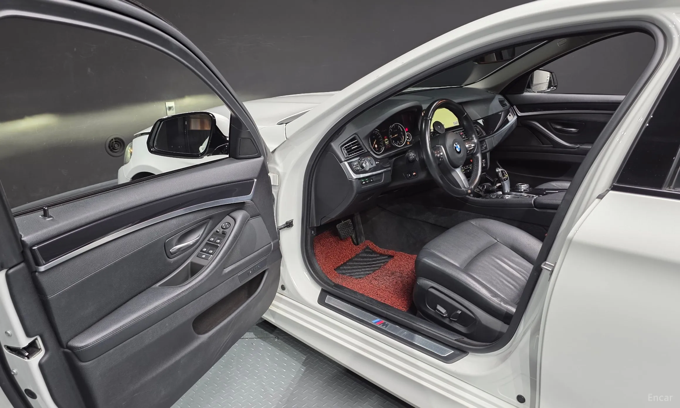 BMW 5 Series (F10) превью 10