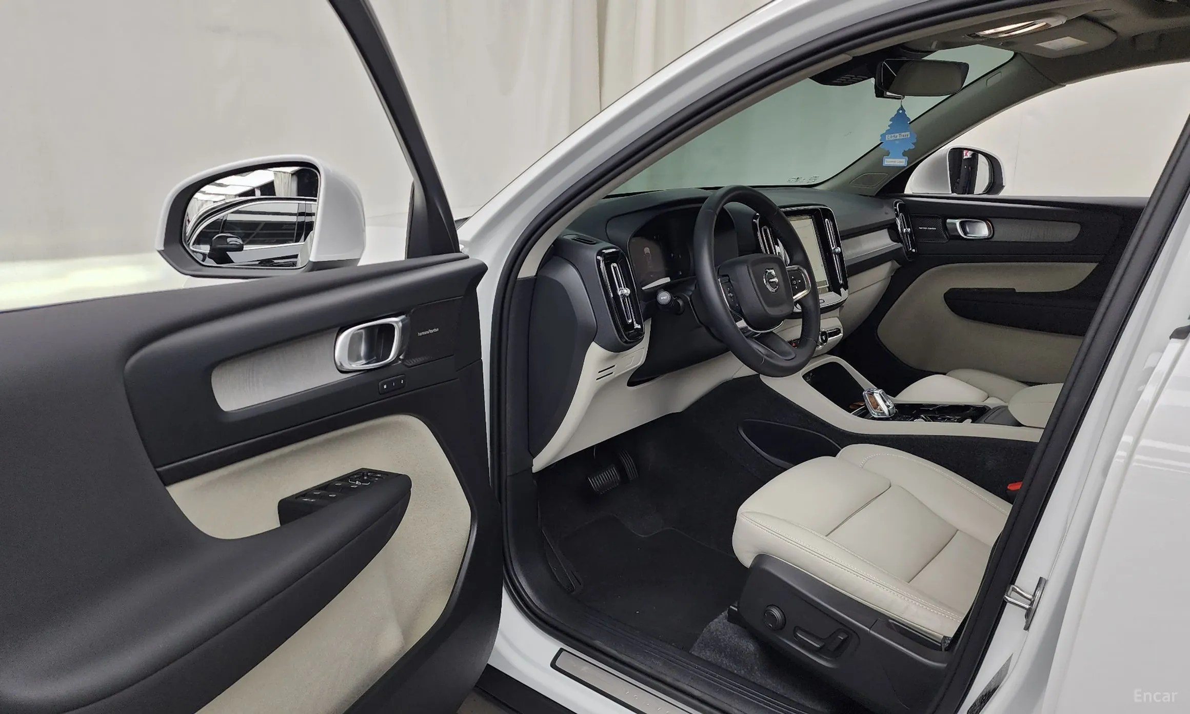 Volvo XC40 превью 10