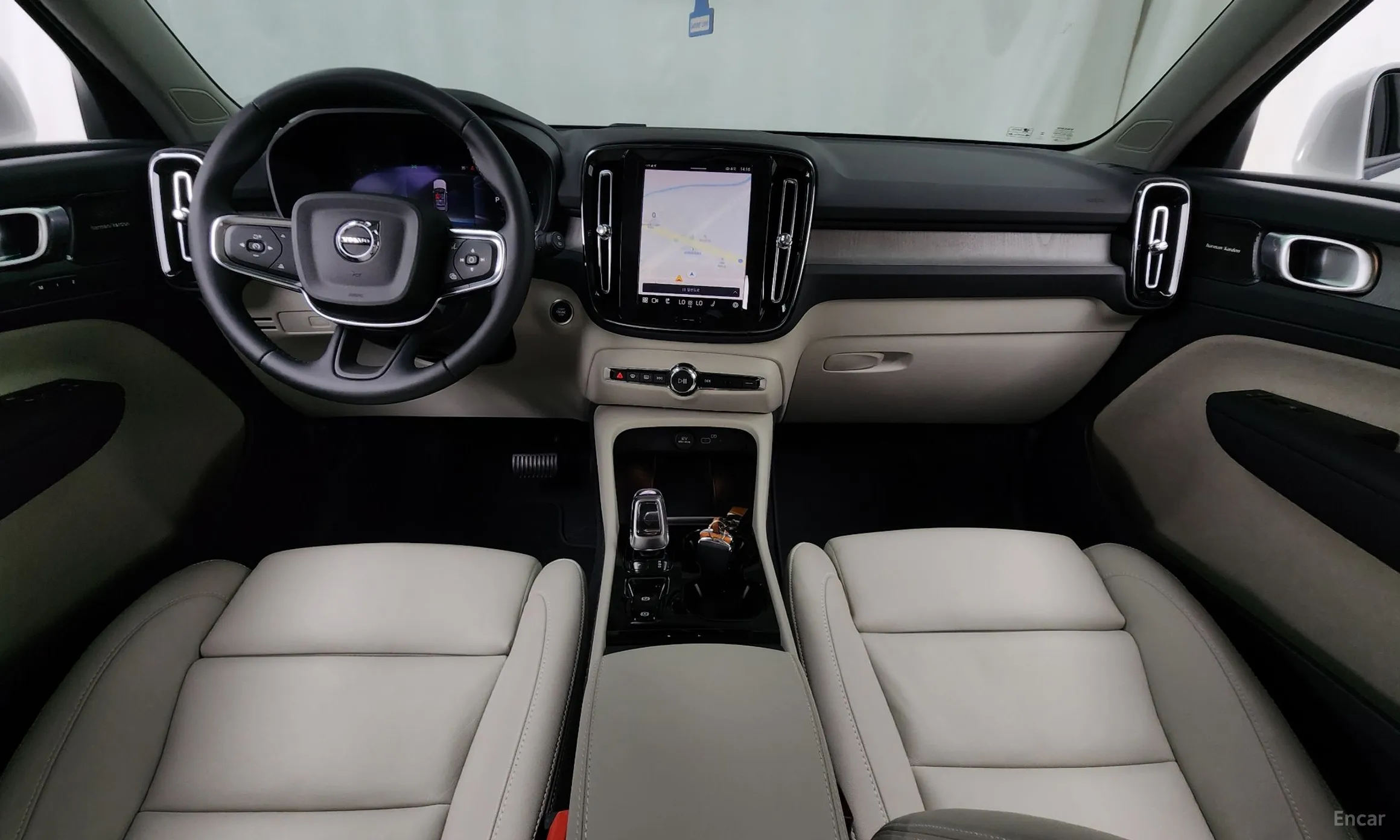 Volvo XC40 превью 7