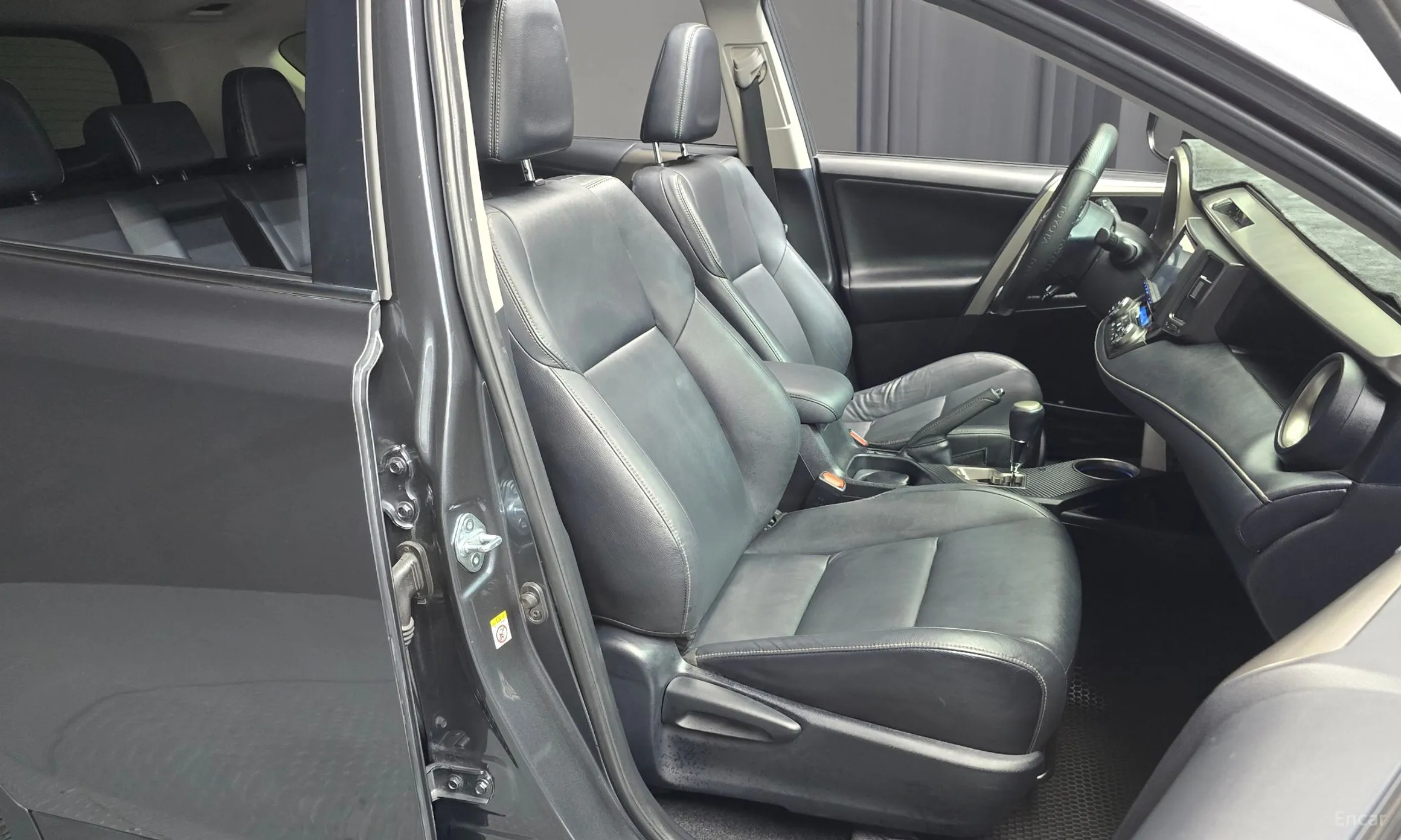 Toyota RAV4 превью 12