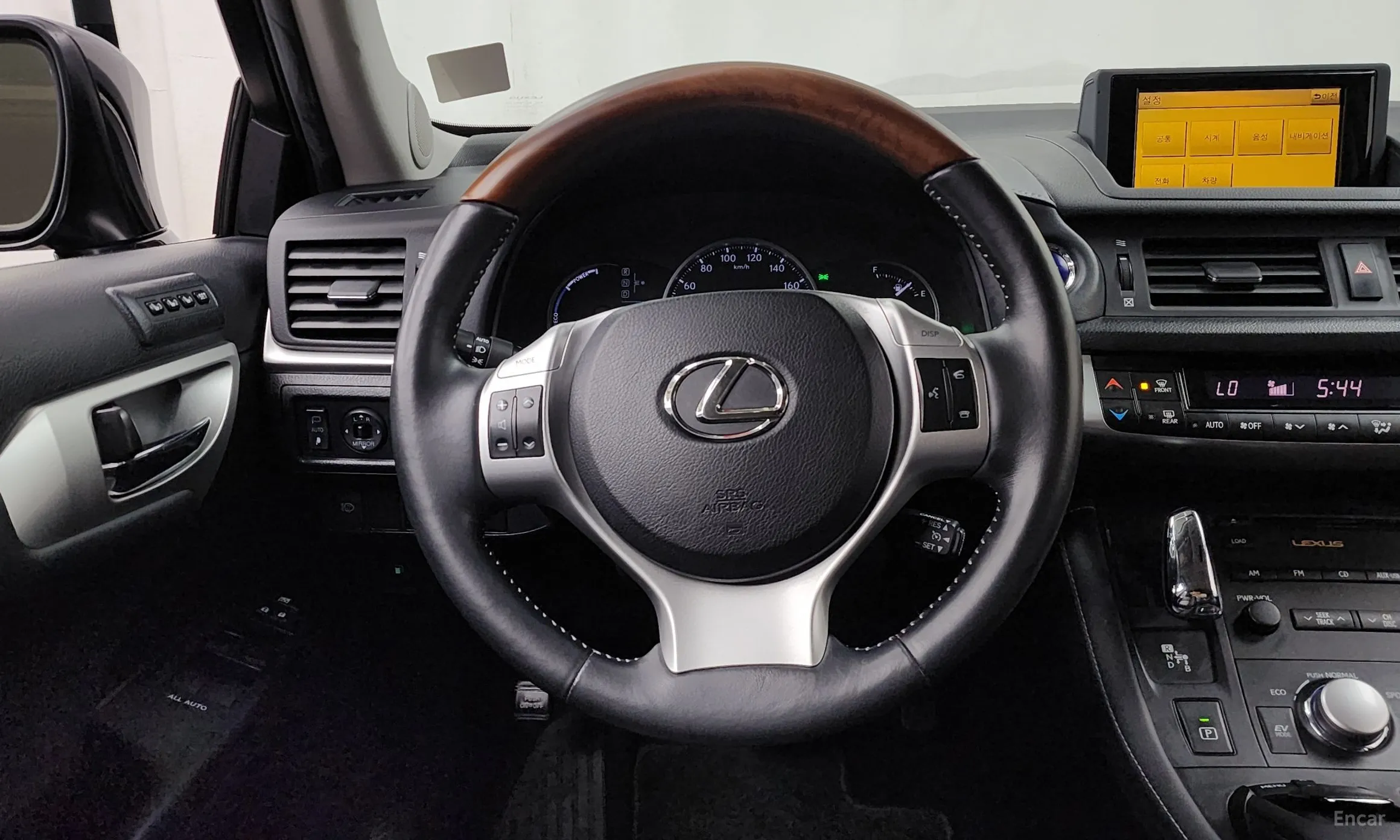 Lexus CT200h превью 13