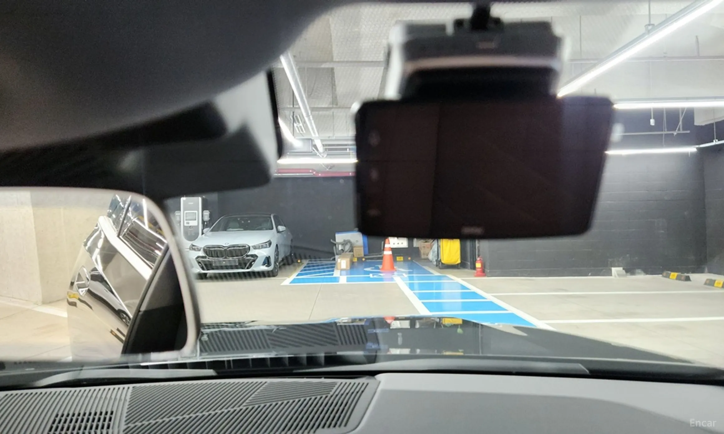 BMW 5 Series (G60) превью 15