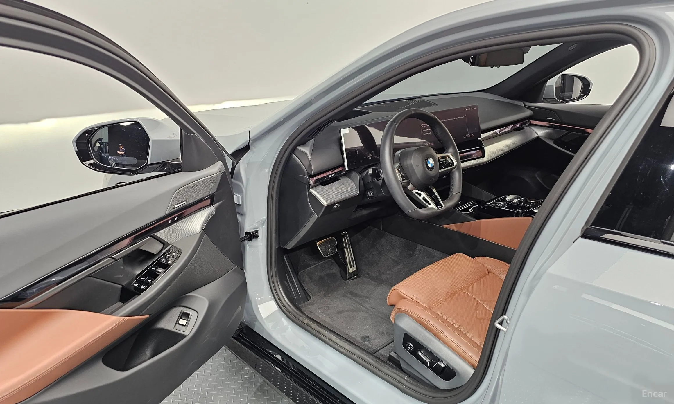 BMW 5 Series (G60) превью 10