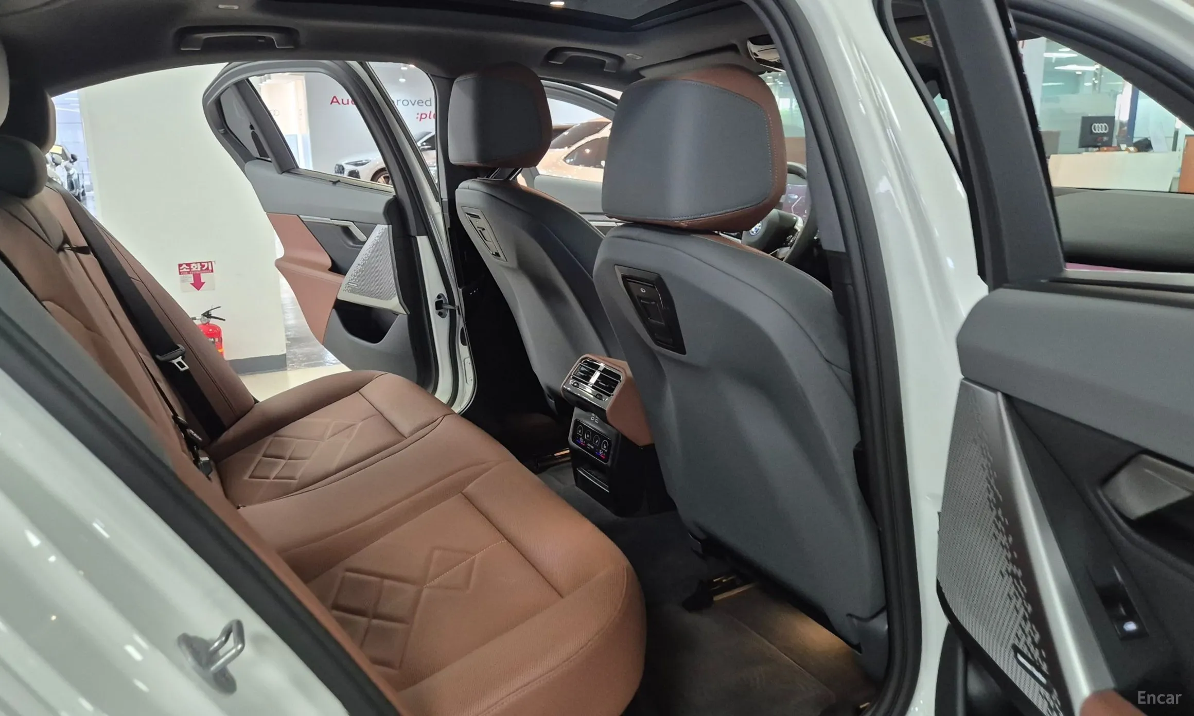BMW 5 Series (G60) превью 12