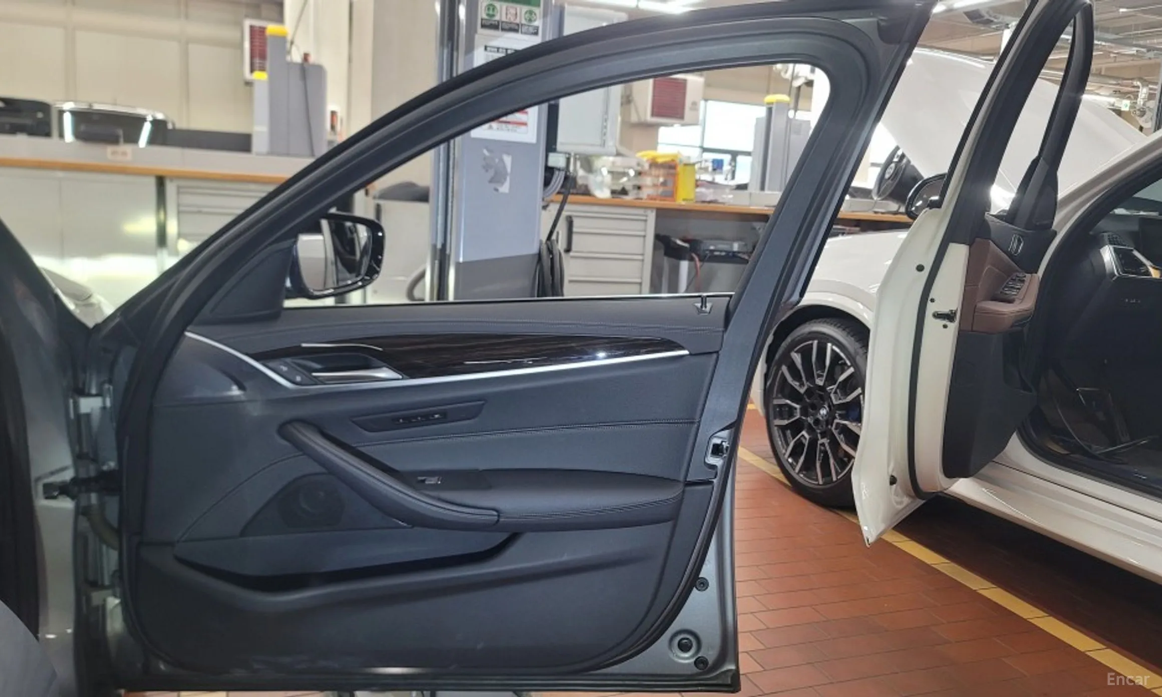 BMW 5 Series (G30) превью 9