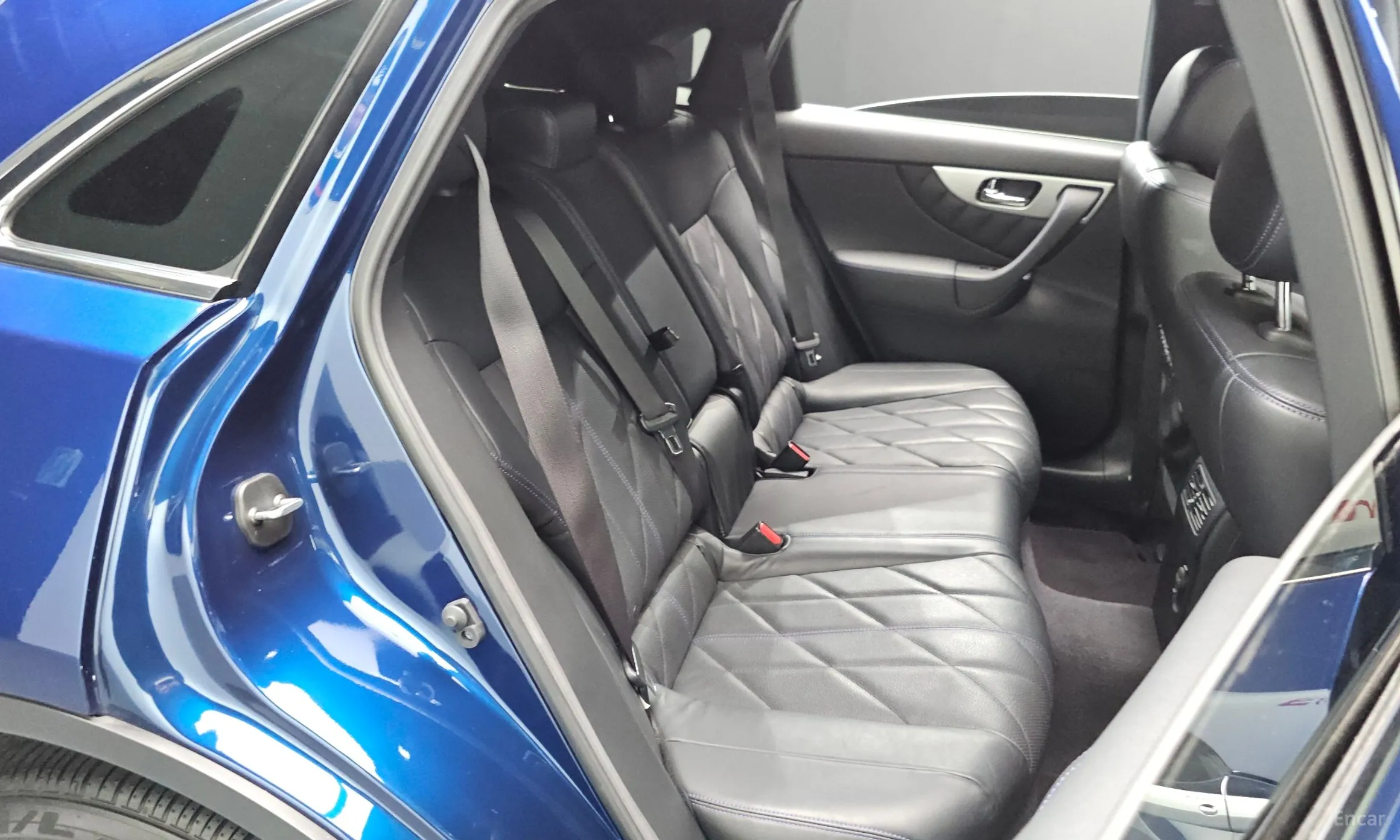 Infiniti QX70 превью 11