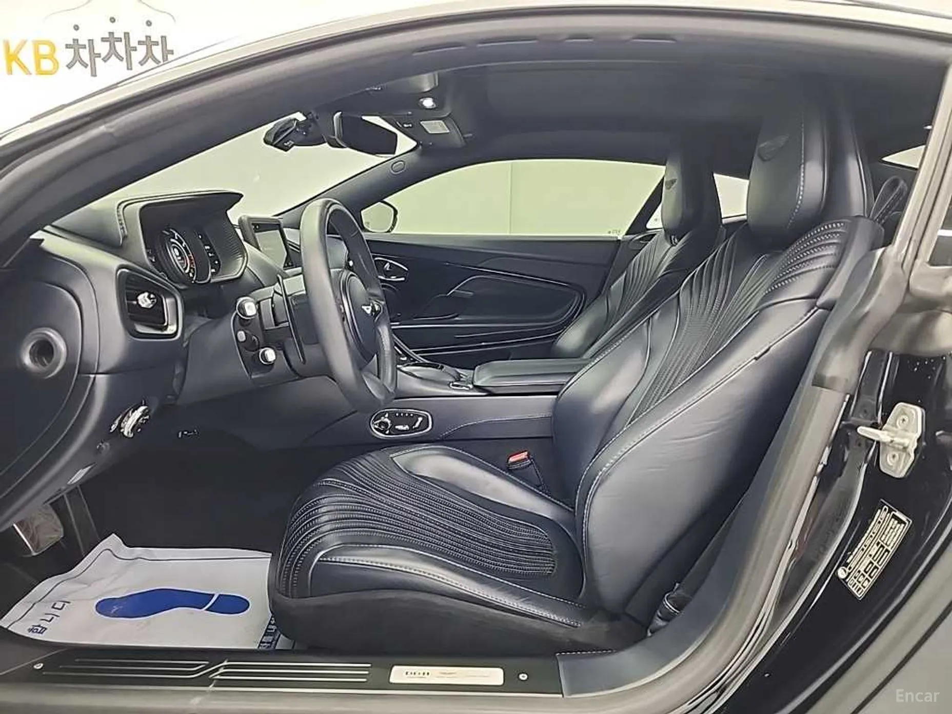 Aston Martin DB11 превью 11