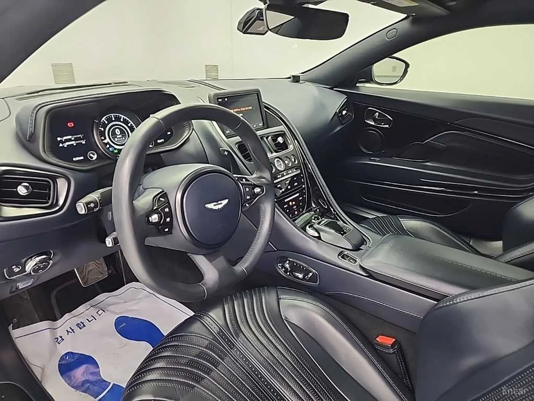 Aston Martin DB11 превью 7