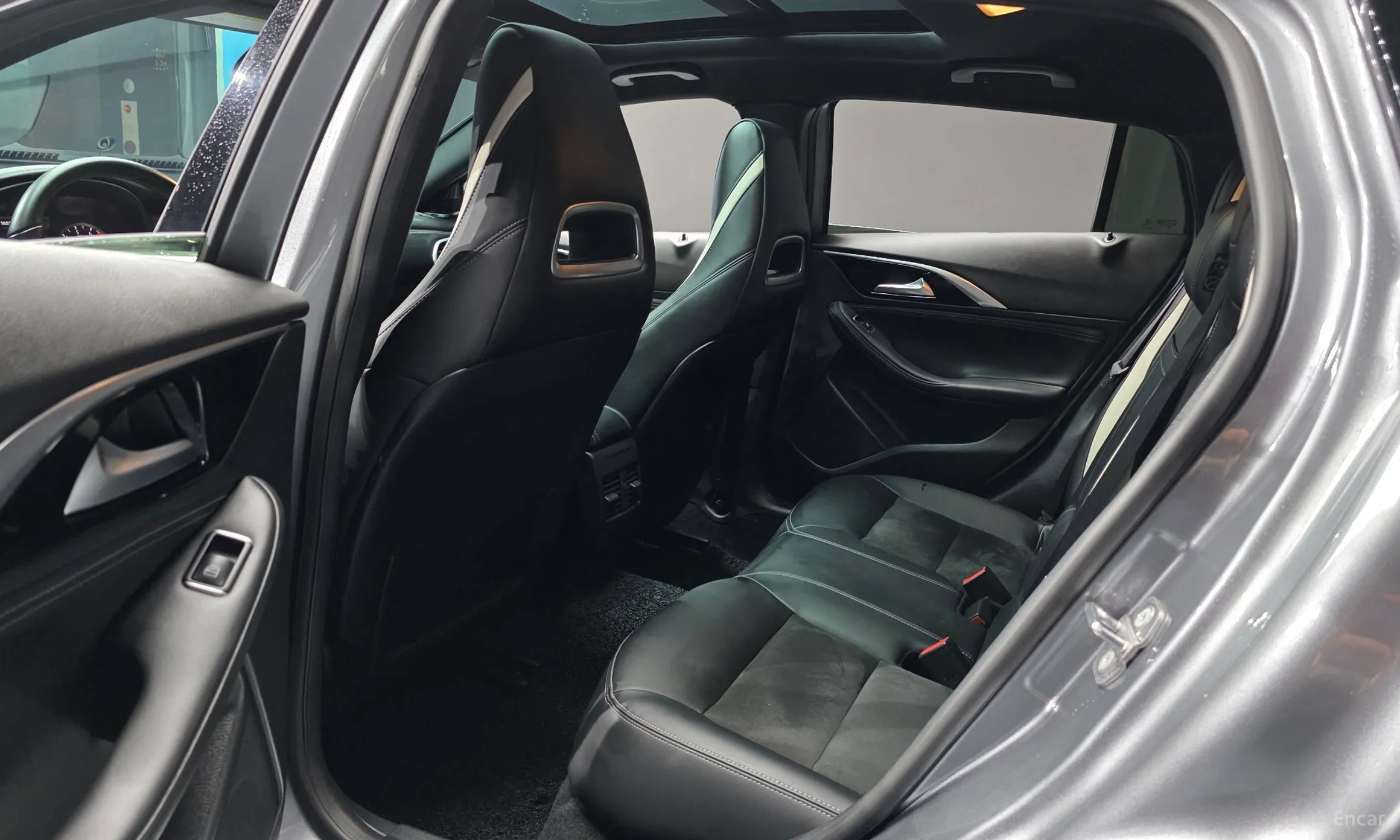Infiniti Q30 превью 12