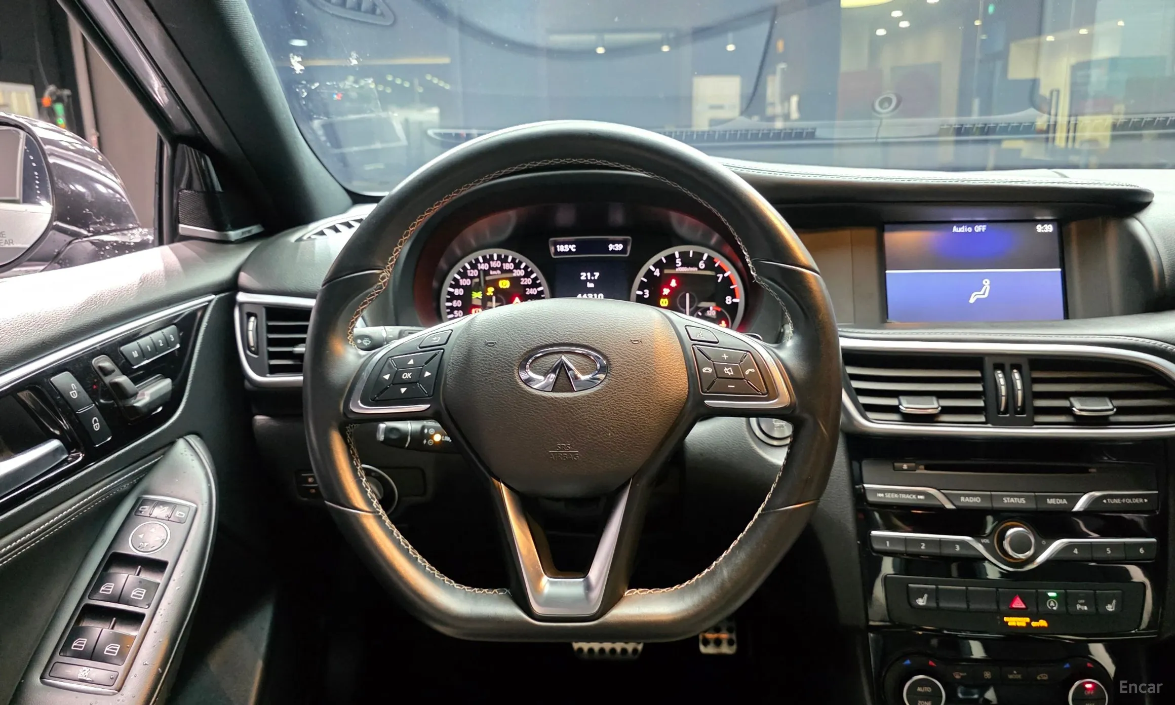 Infiniti Q30 превью 14
