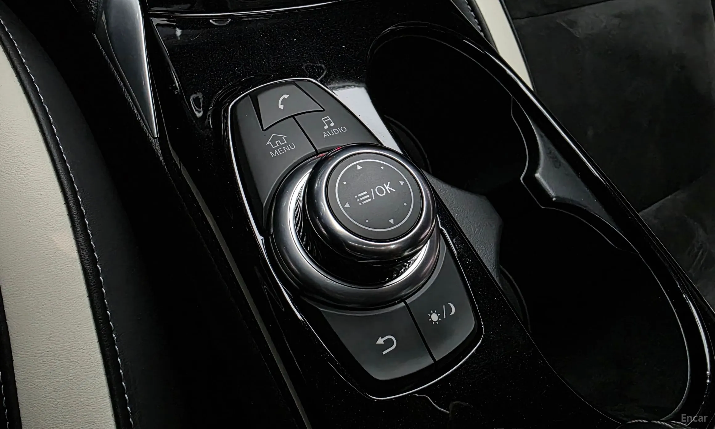 Infiniti Q30 превью 19