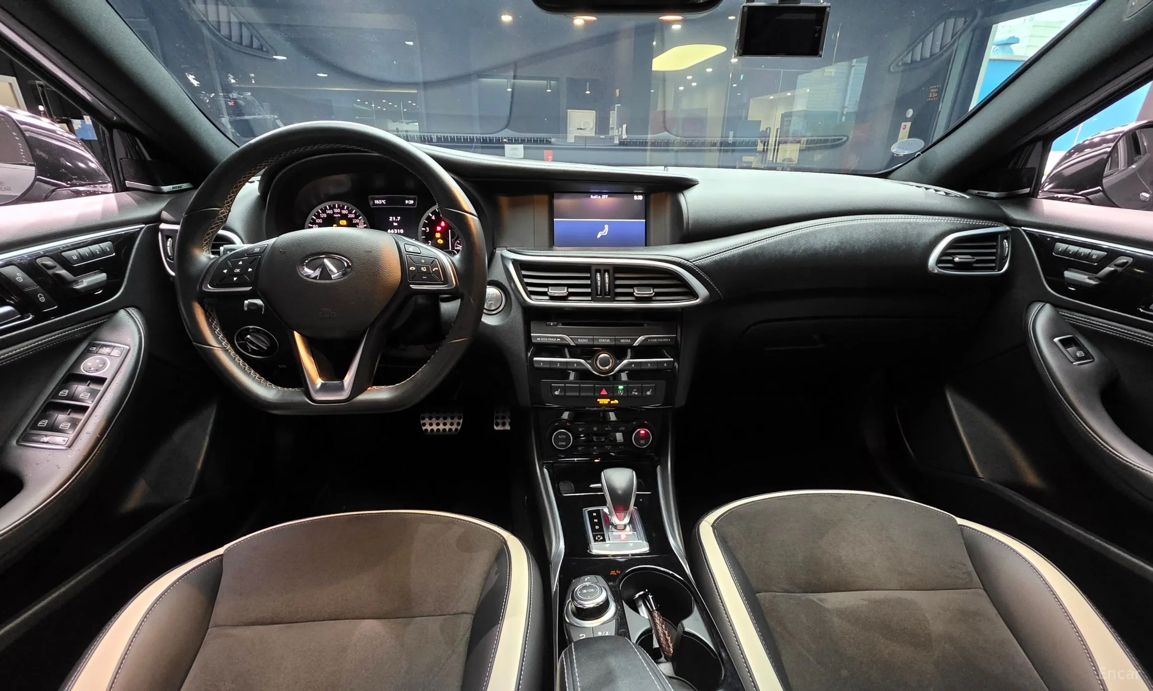 Infiniti Q30 превью 7