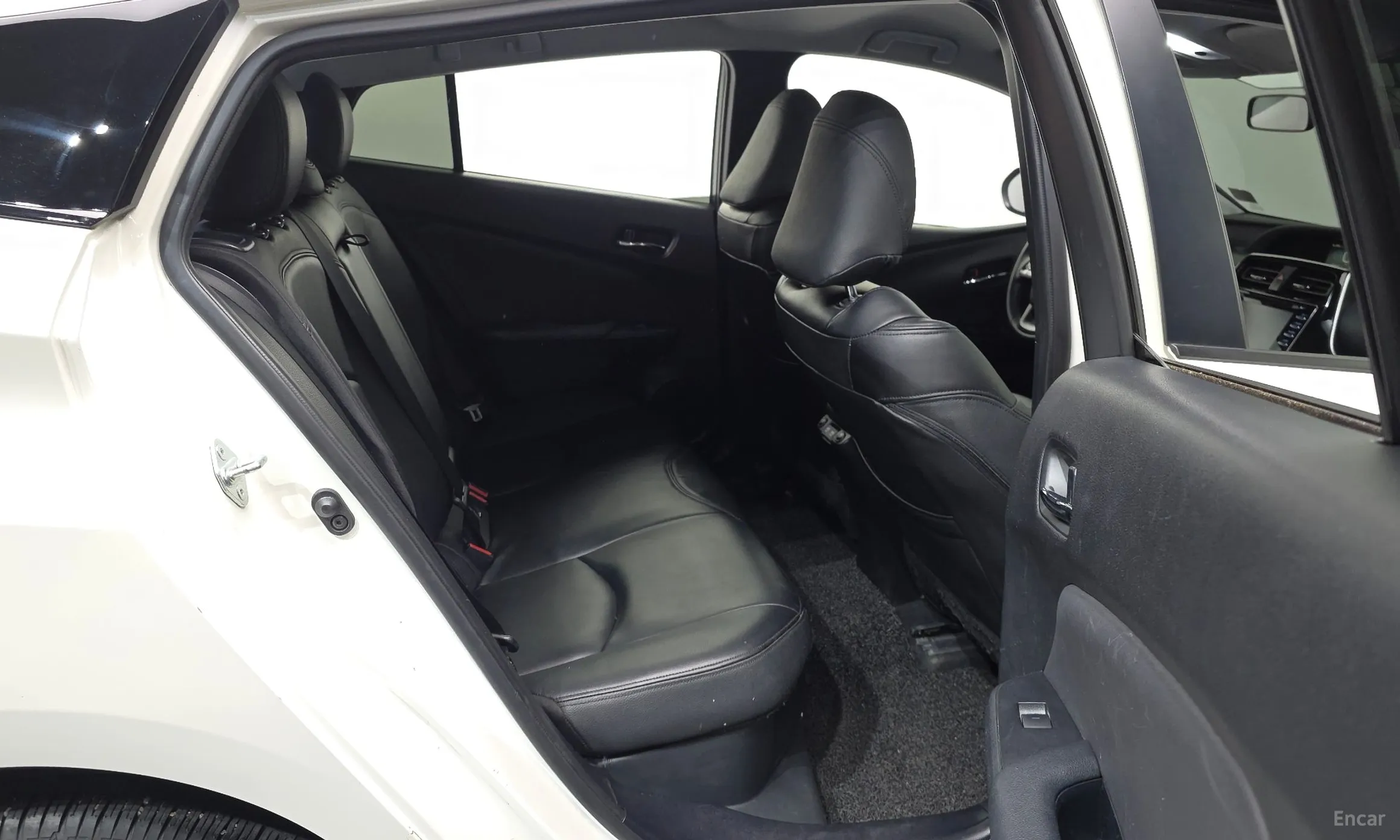 Toyota Prius 4th Generation превью 12