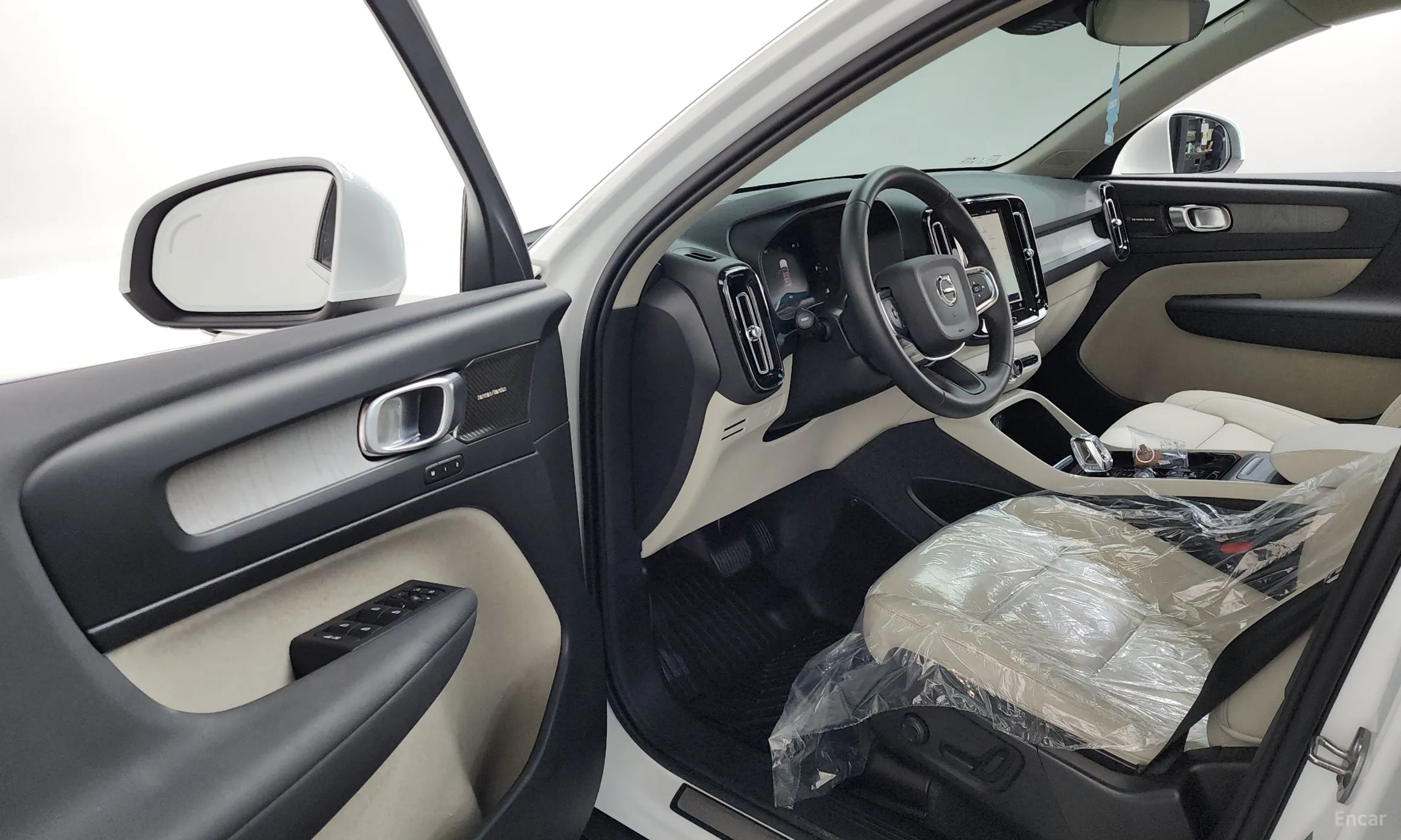 Volvo XC40 превью 10