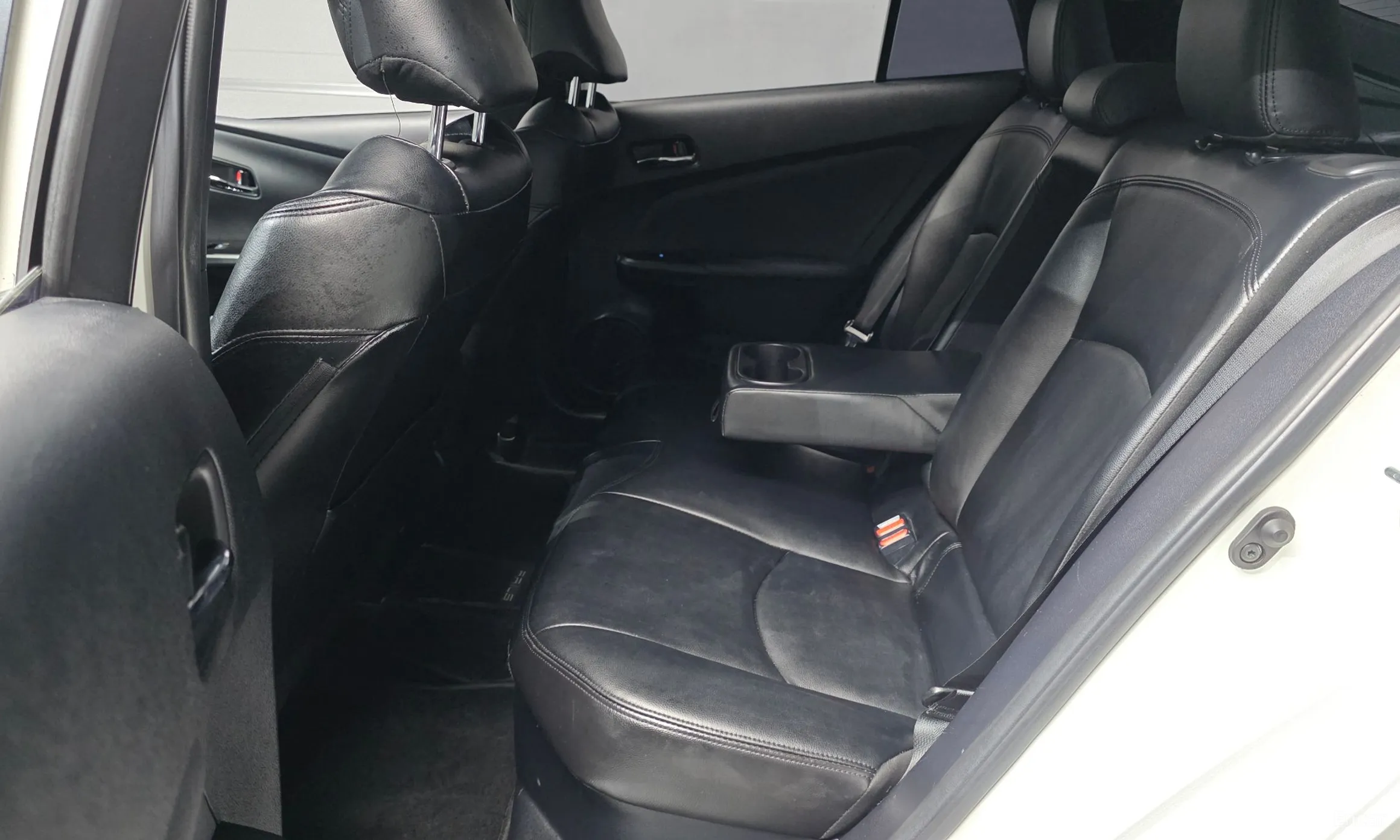Toyota Prius 4th Generation превью 12