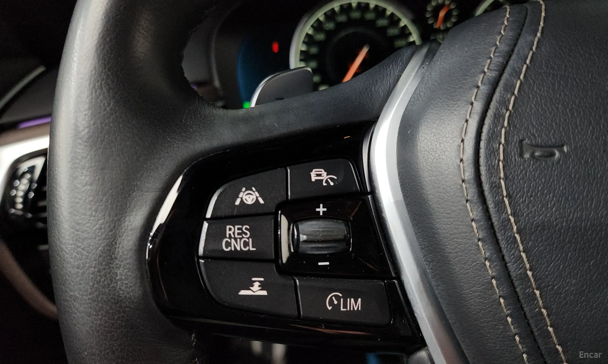 BMW 5 Series (G30) превью 17
