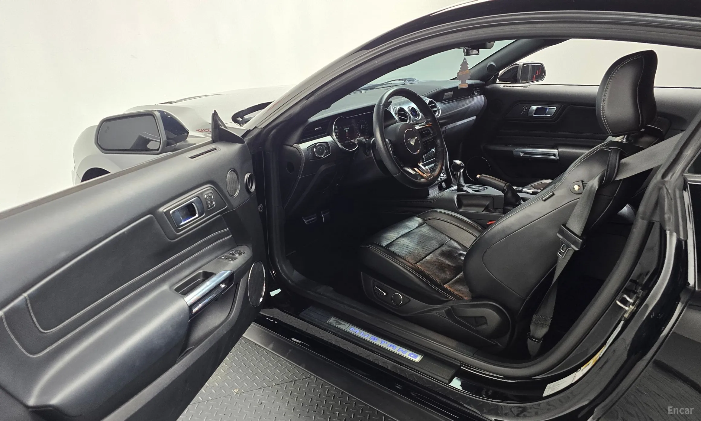Ford Mustang превью 10