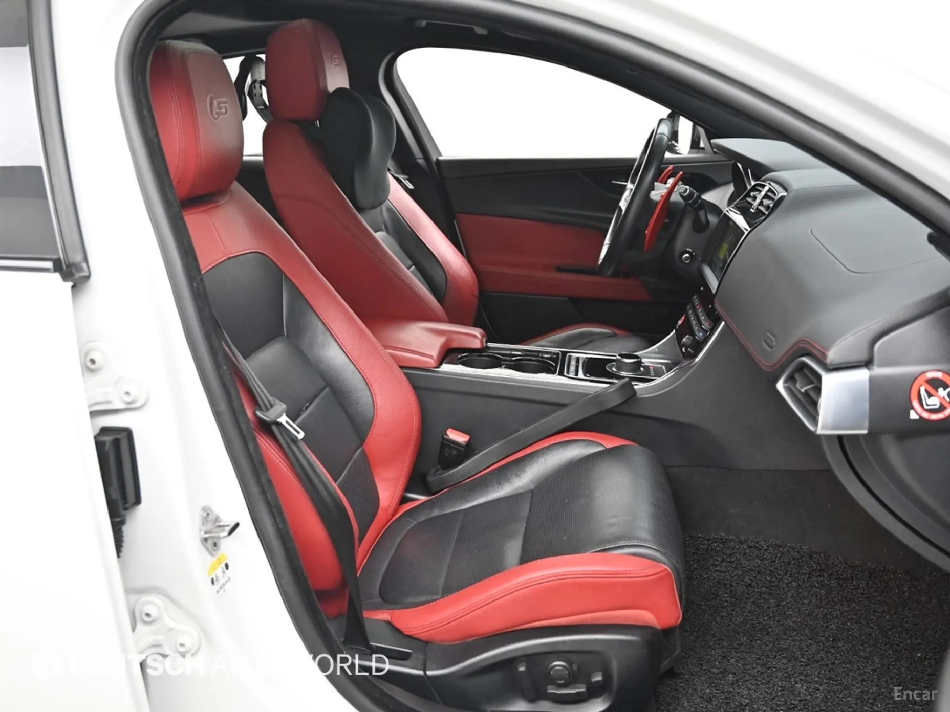 Jaguar XE превью 10