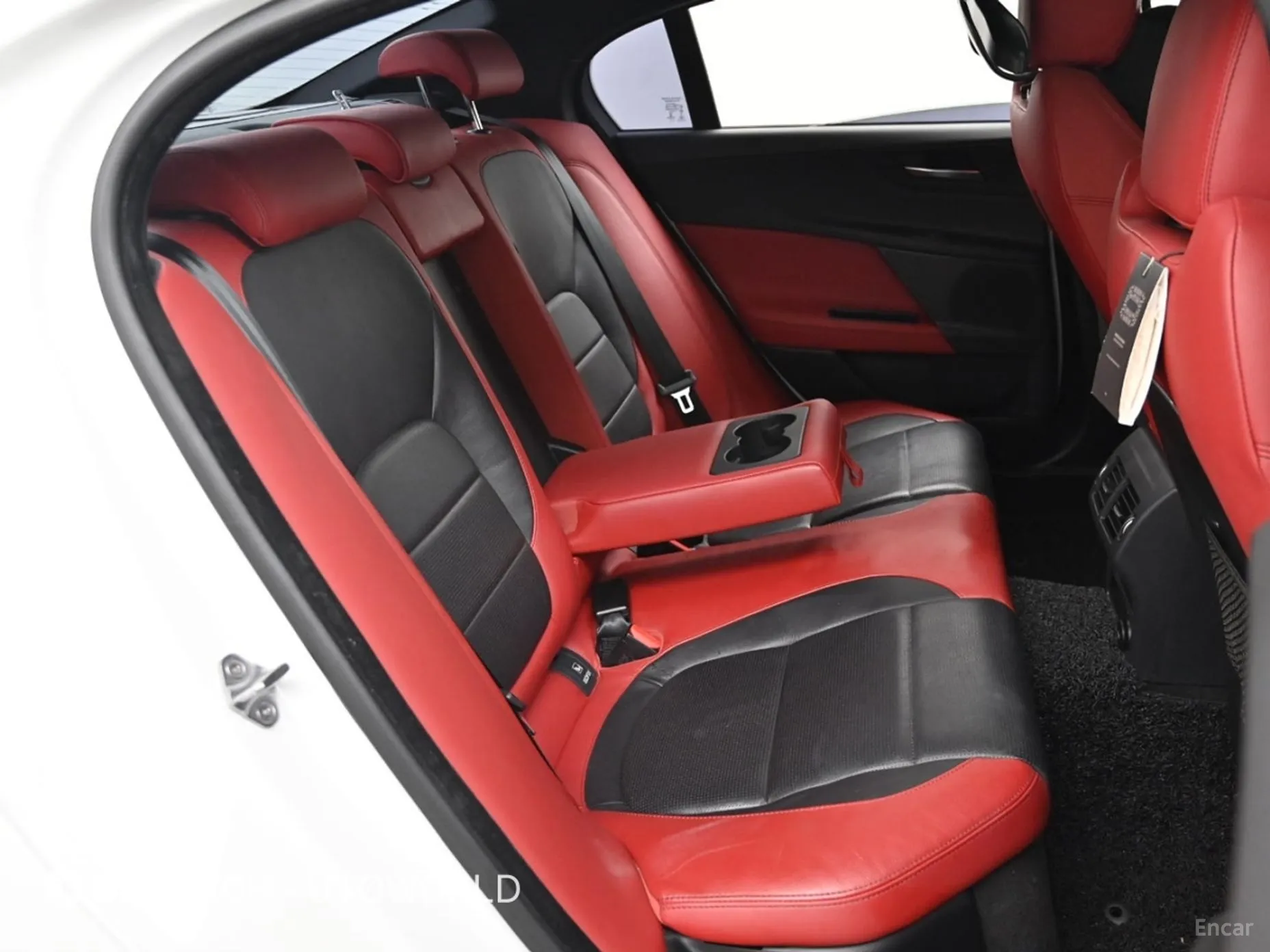 Jaguar XE превью 12