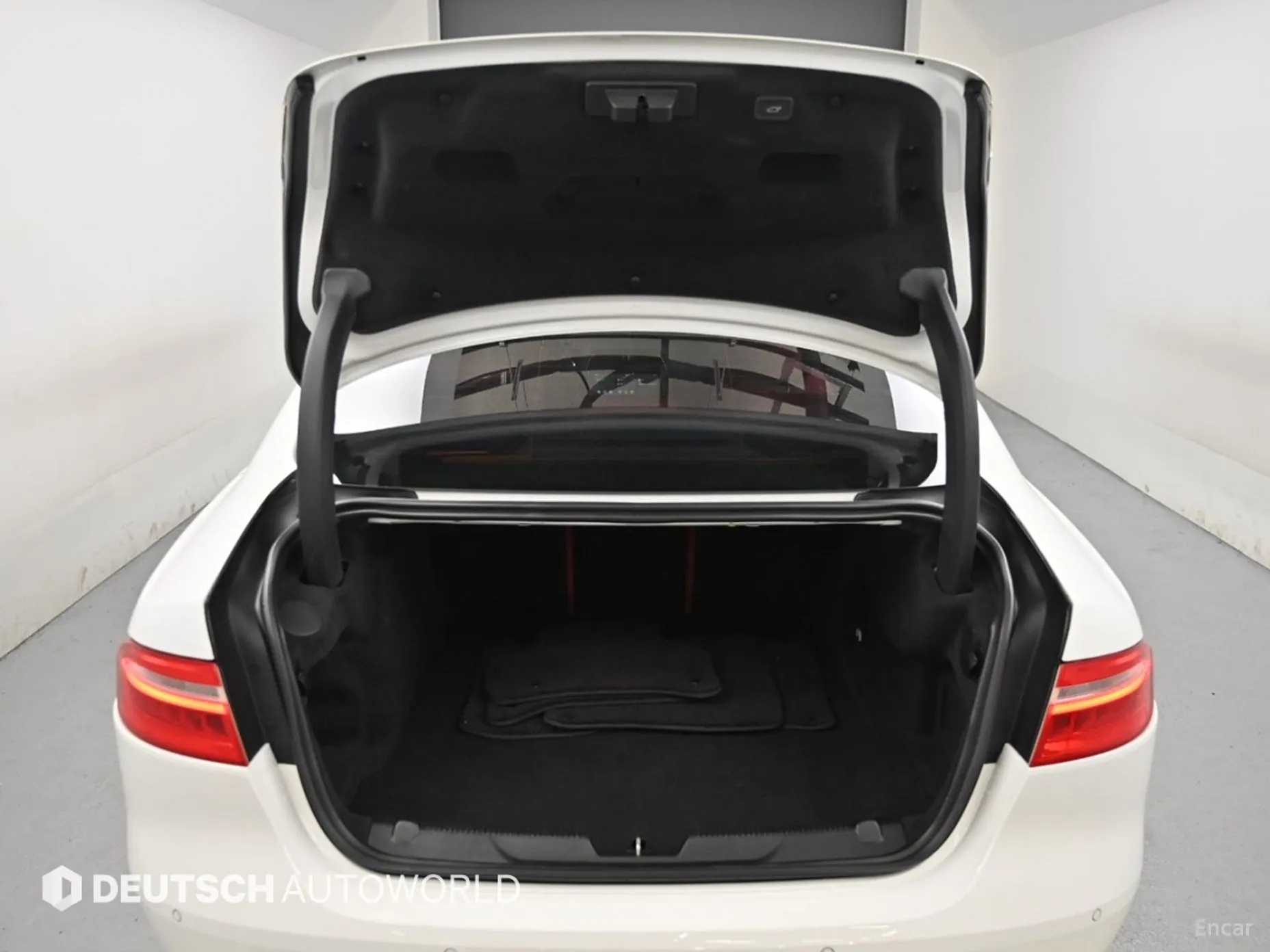 Jaguar XE превью 19