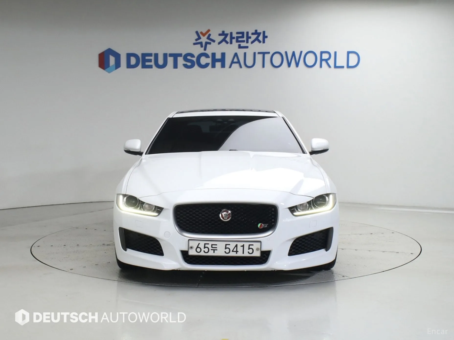 Jaguar XE превью 3