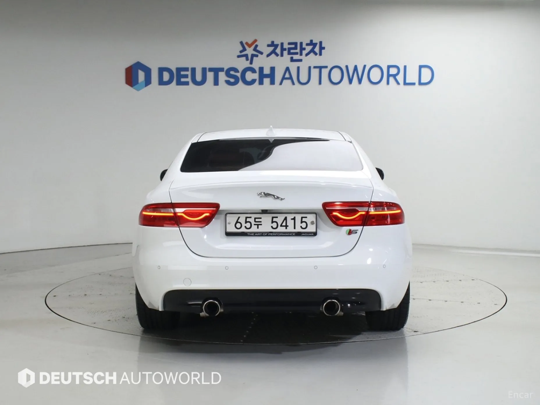 Jaguar XE превью 4