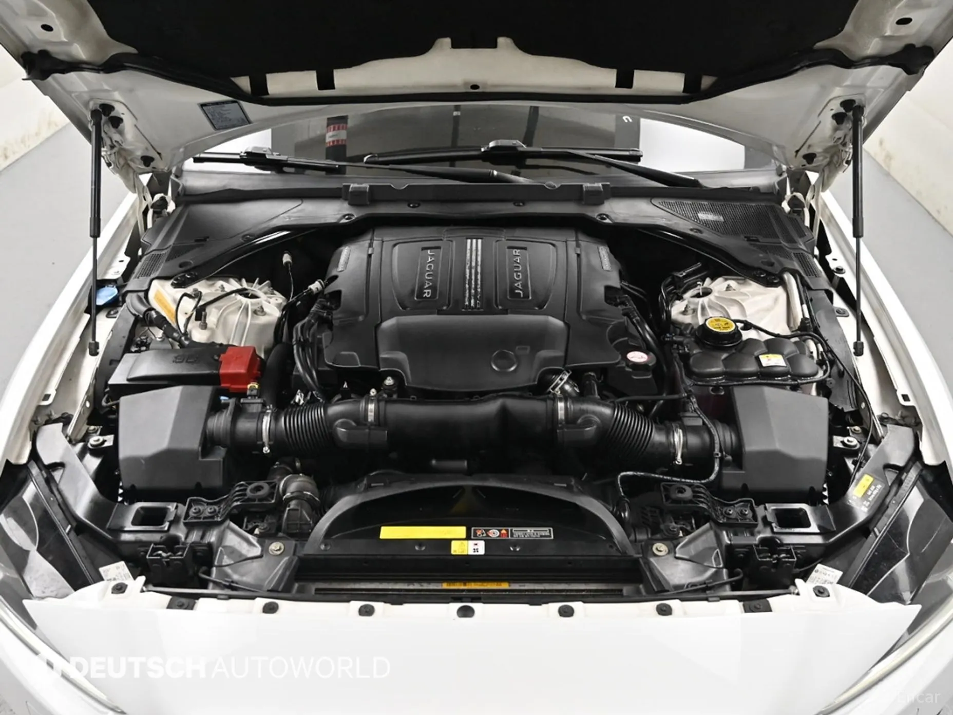 Jaguar XE превью 6