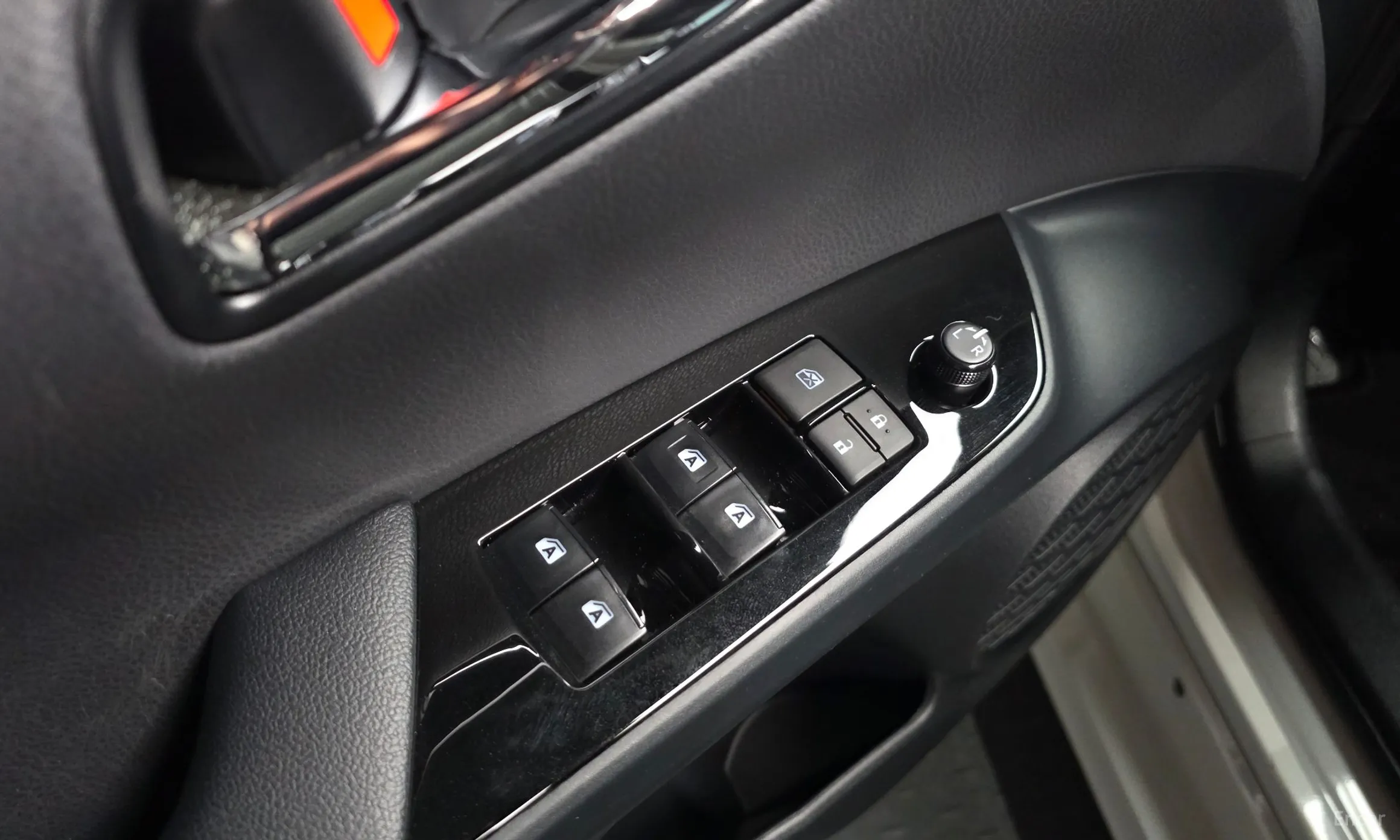 Toyota Prius 4th Generation превью 19