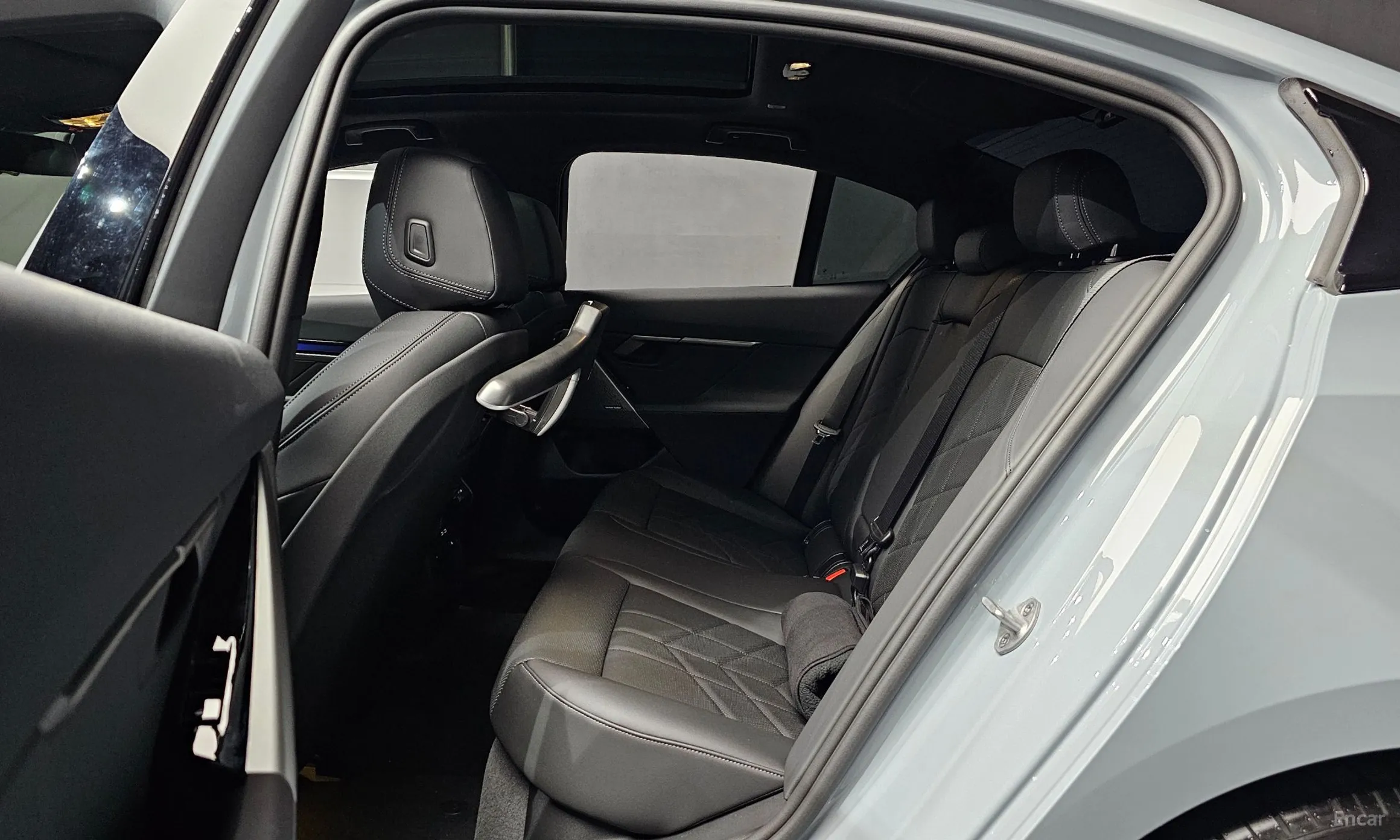BMW 5 Series (G60) превью 12
