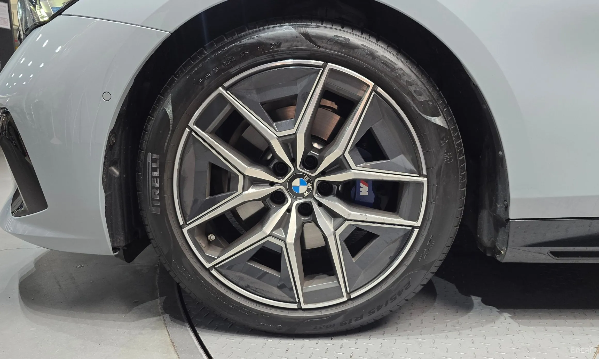 BMW 5 Series (G60) превью 5