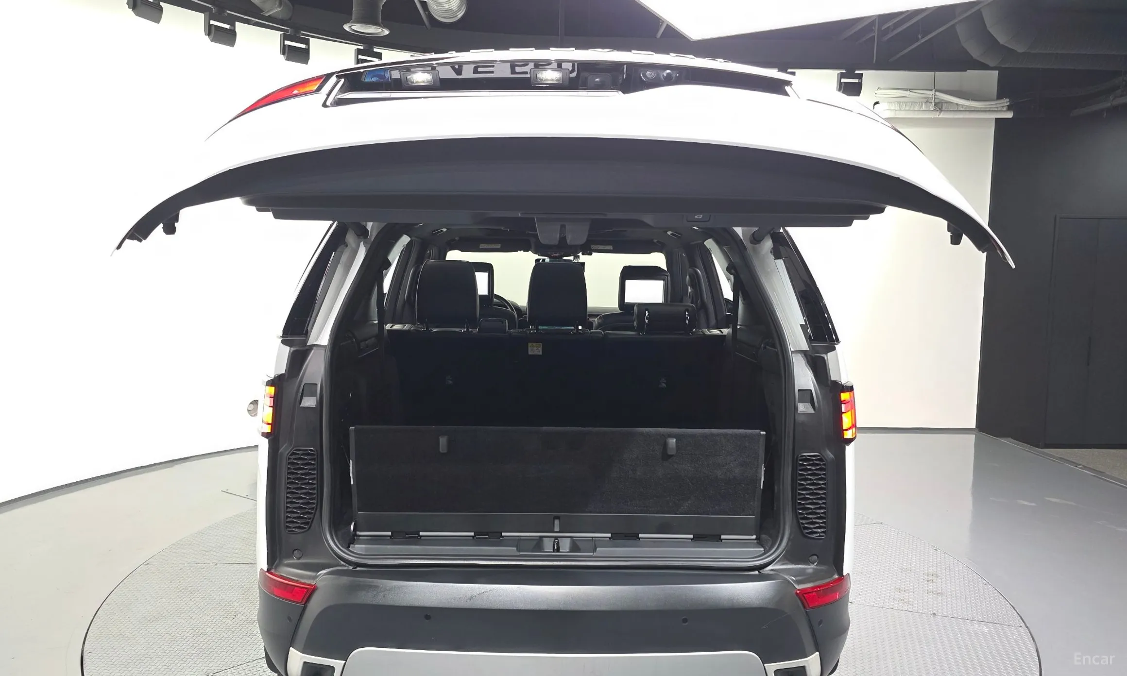 Land Rover Discovery 5 превью 20