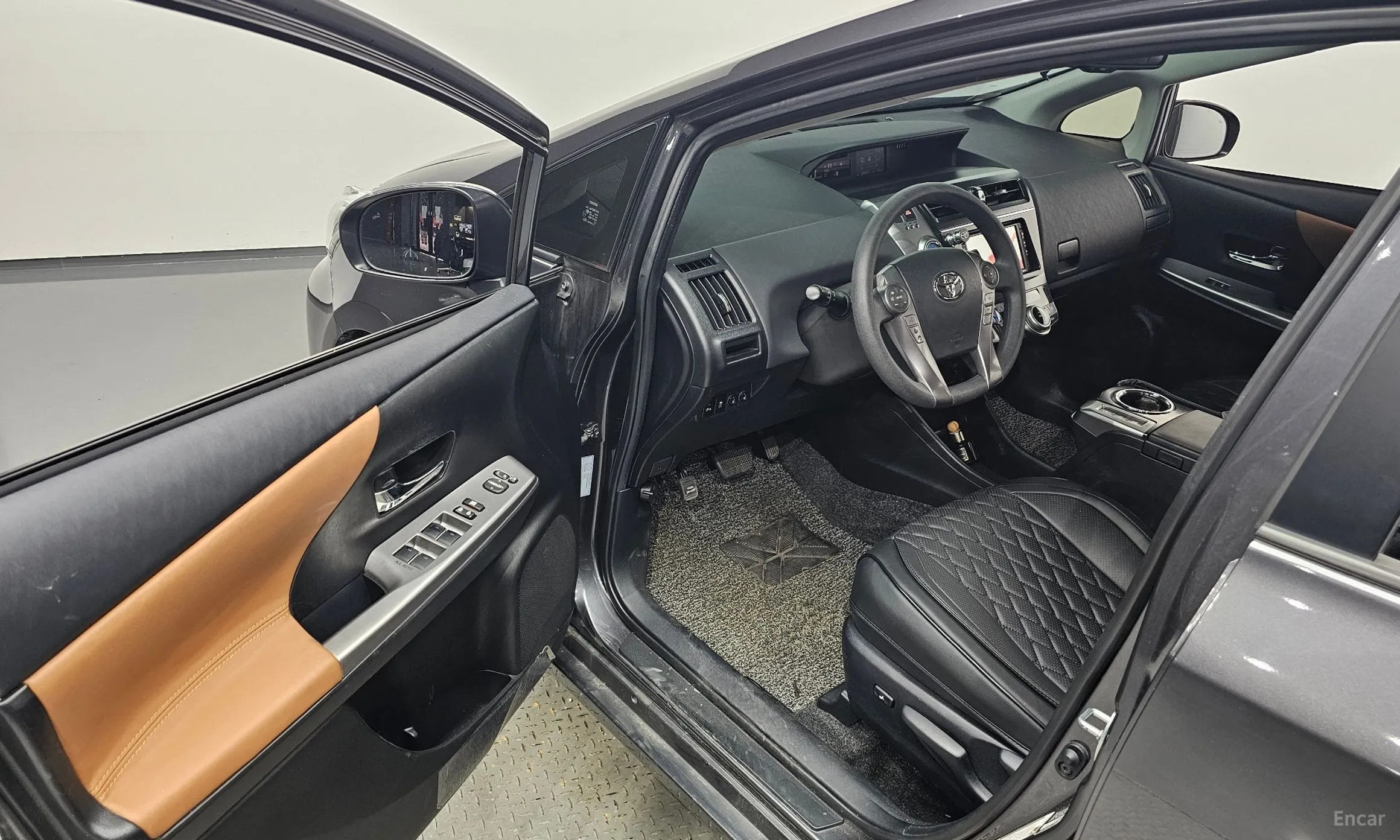 Toyota Prius V превью 10
