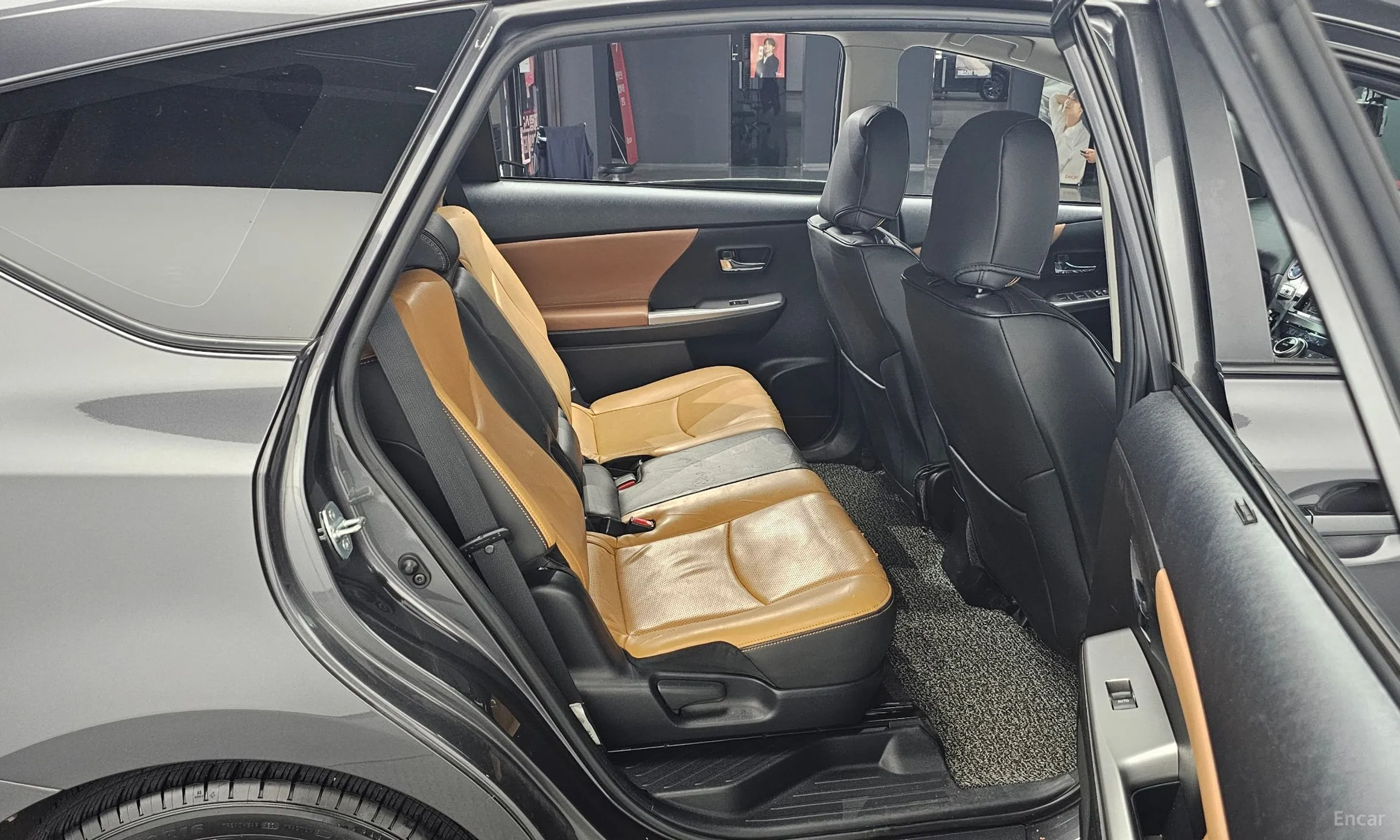 Toyota Prius V превью 11