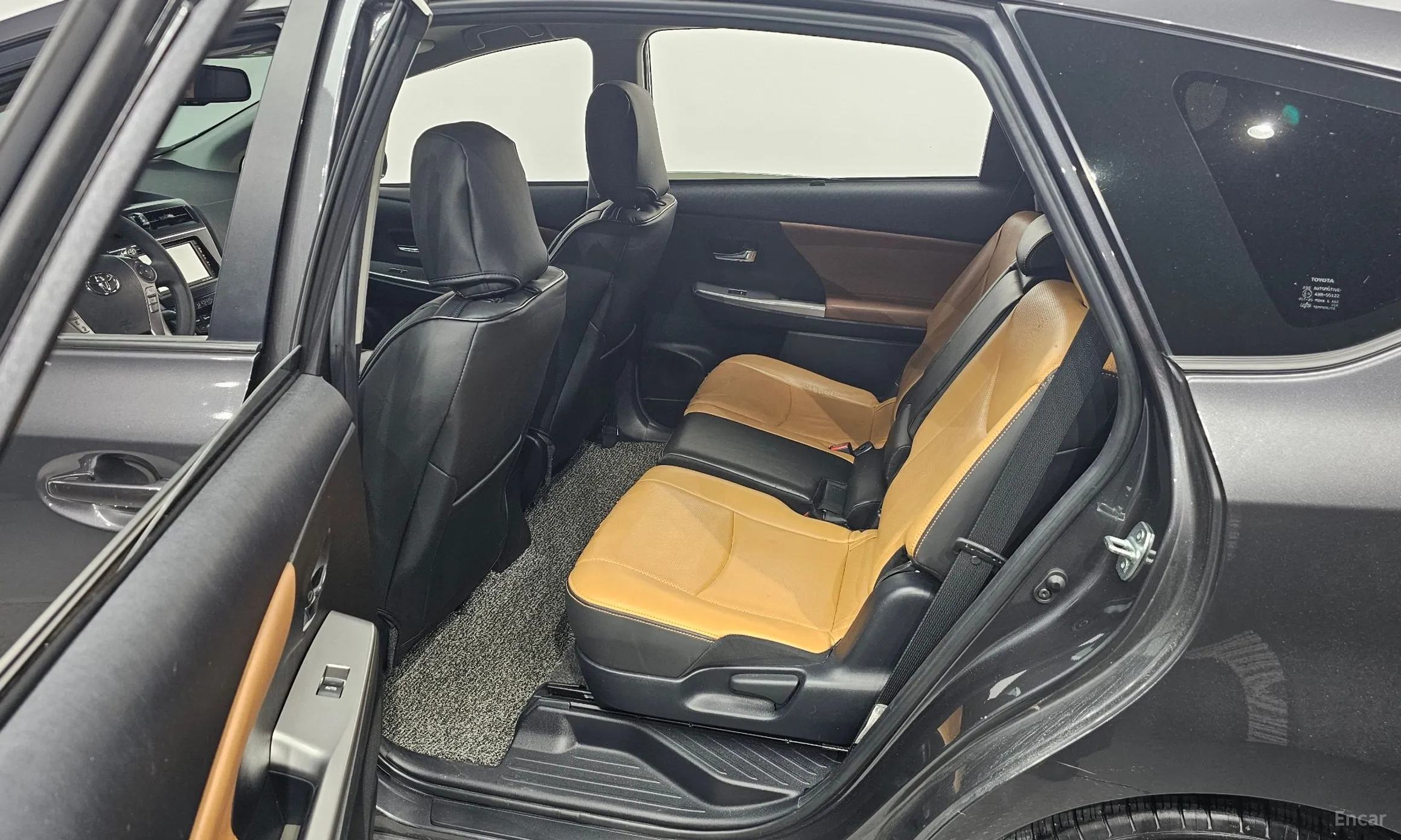 Toyota Prius V превью 12