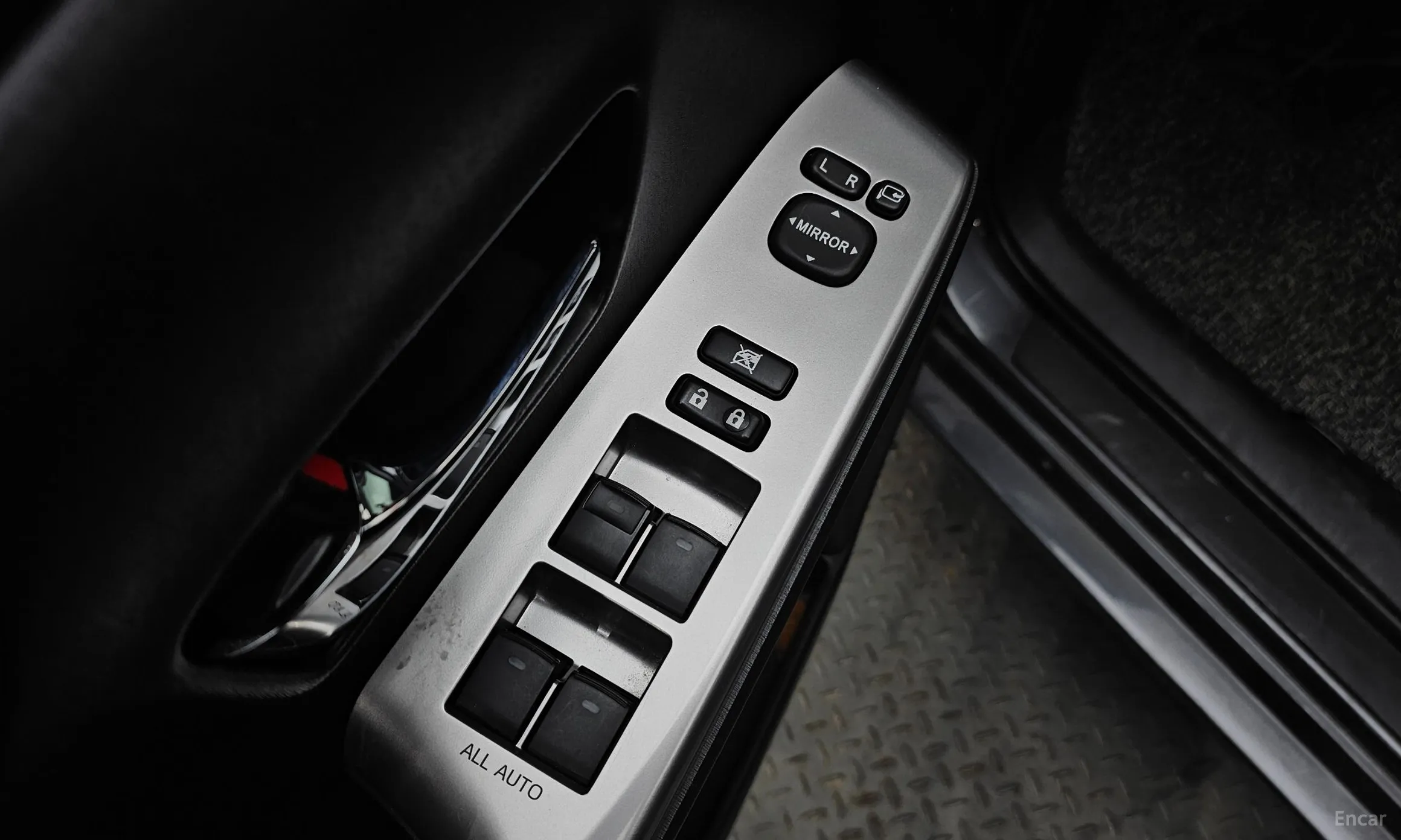 Toyota Prius V превью 13