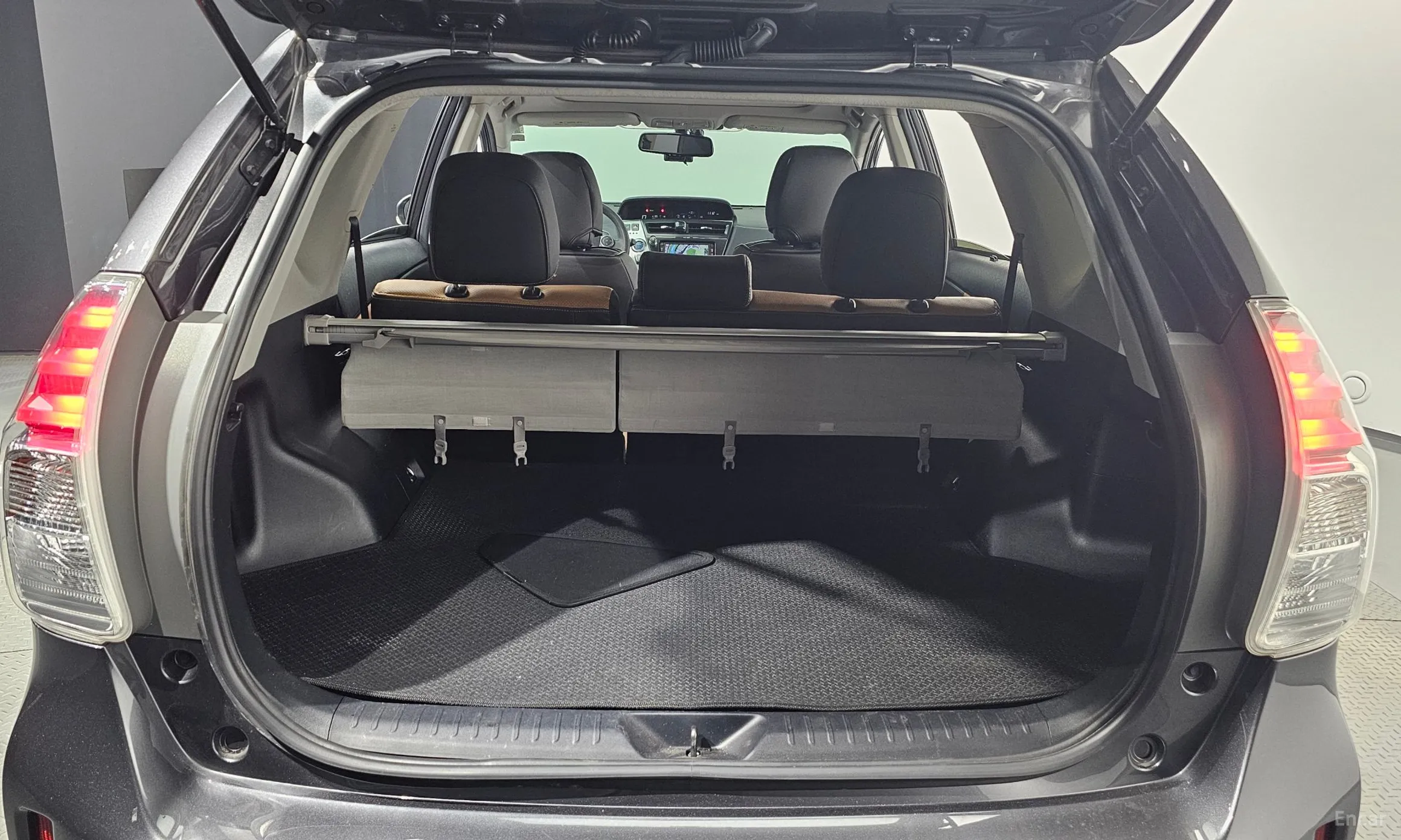 Toyota Prius V превью 20