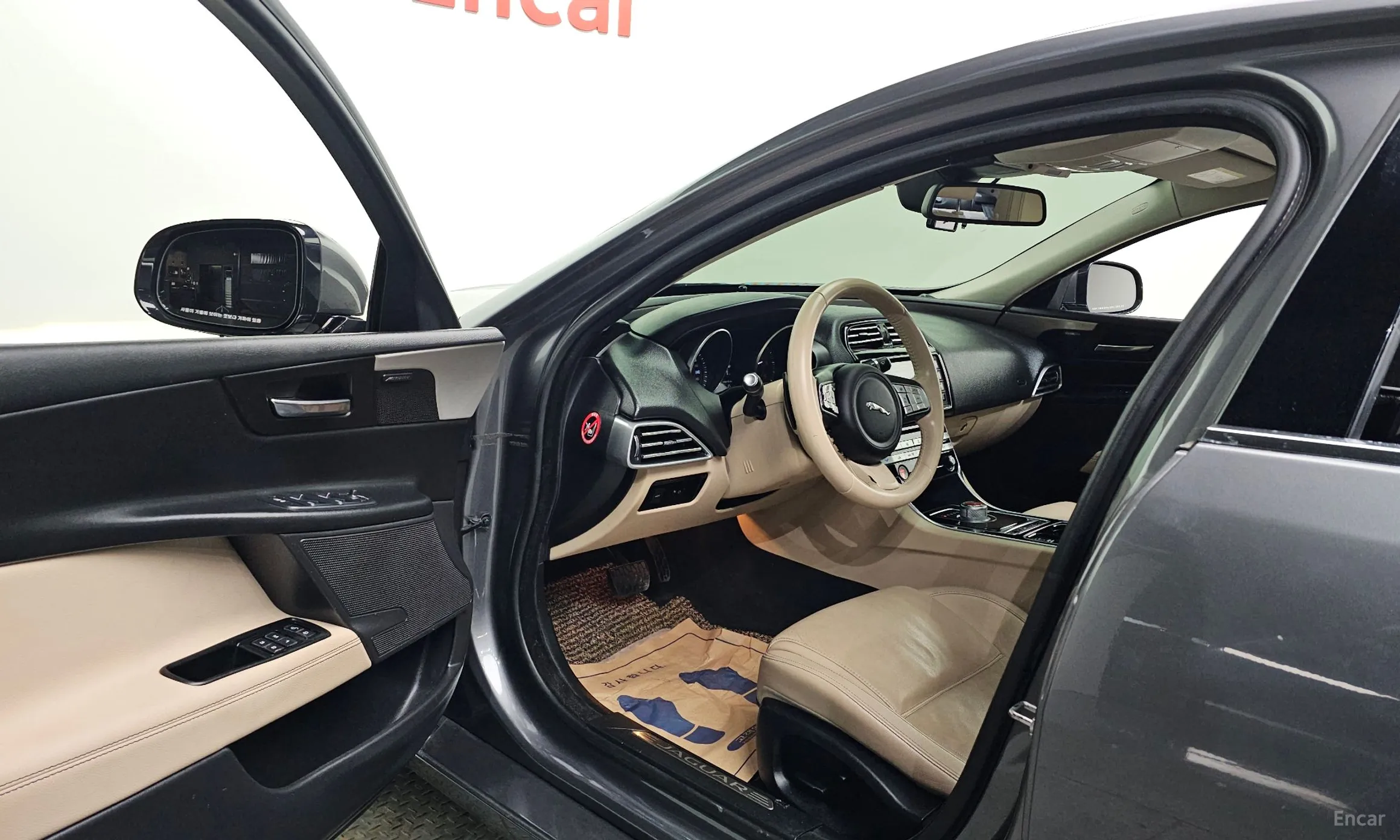 Jaguar XE превью 10