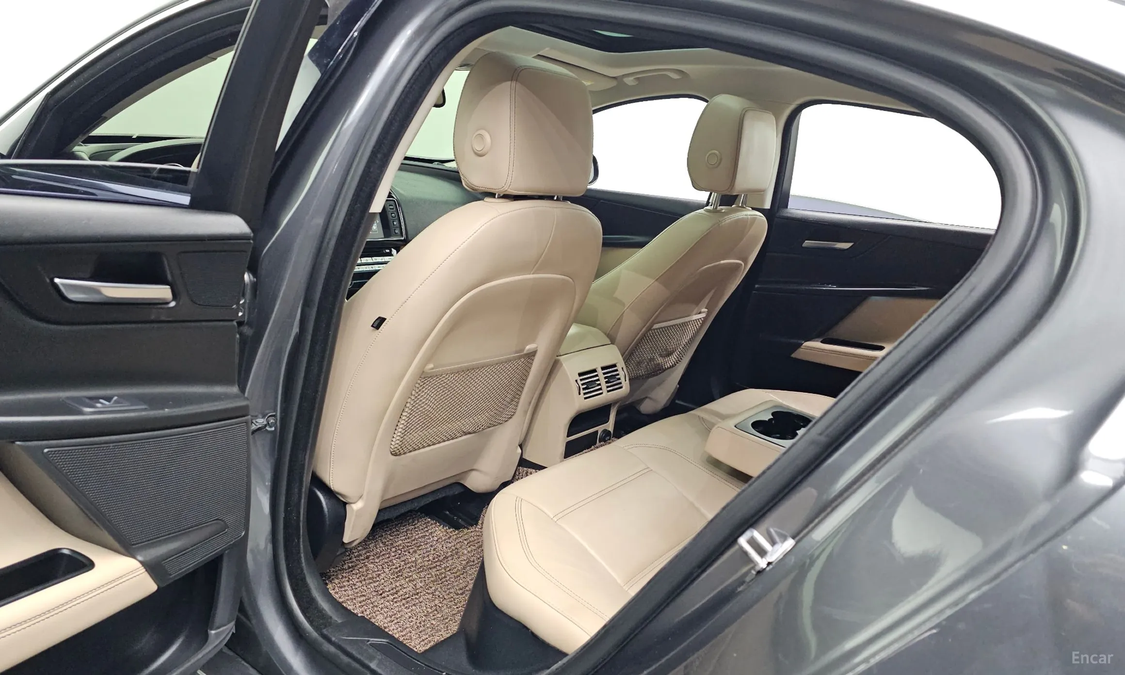 Jaguar XE превью 11