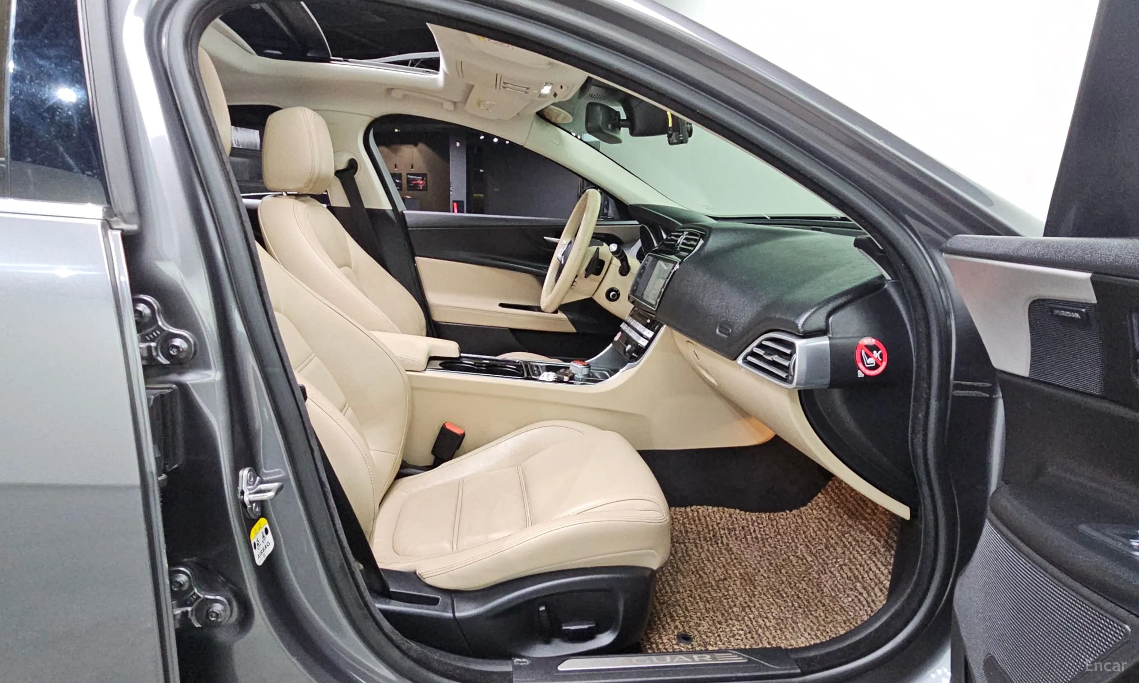 Jaguar XE превью 12