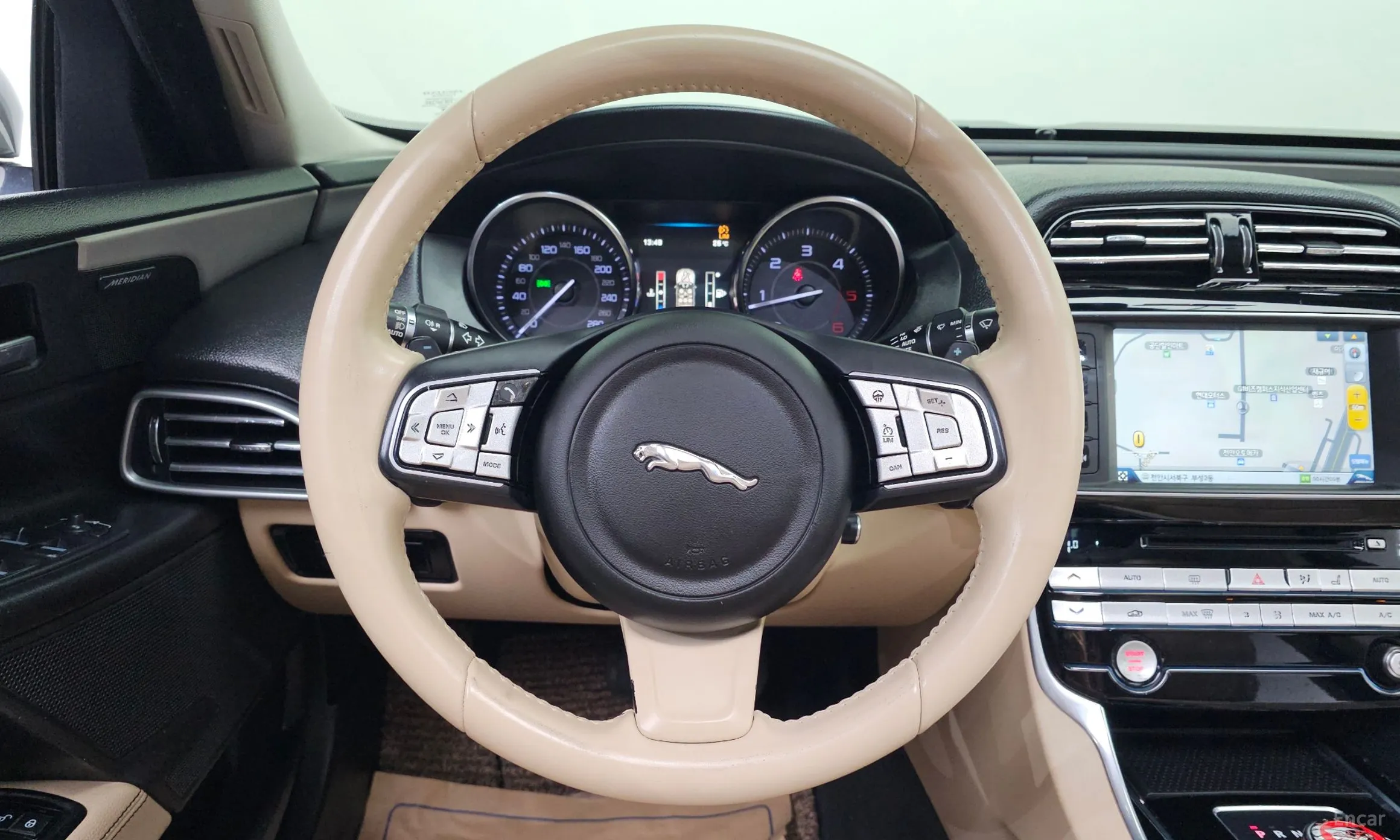 Jaguar XE превью 14