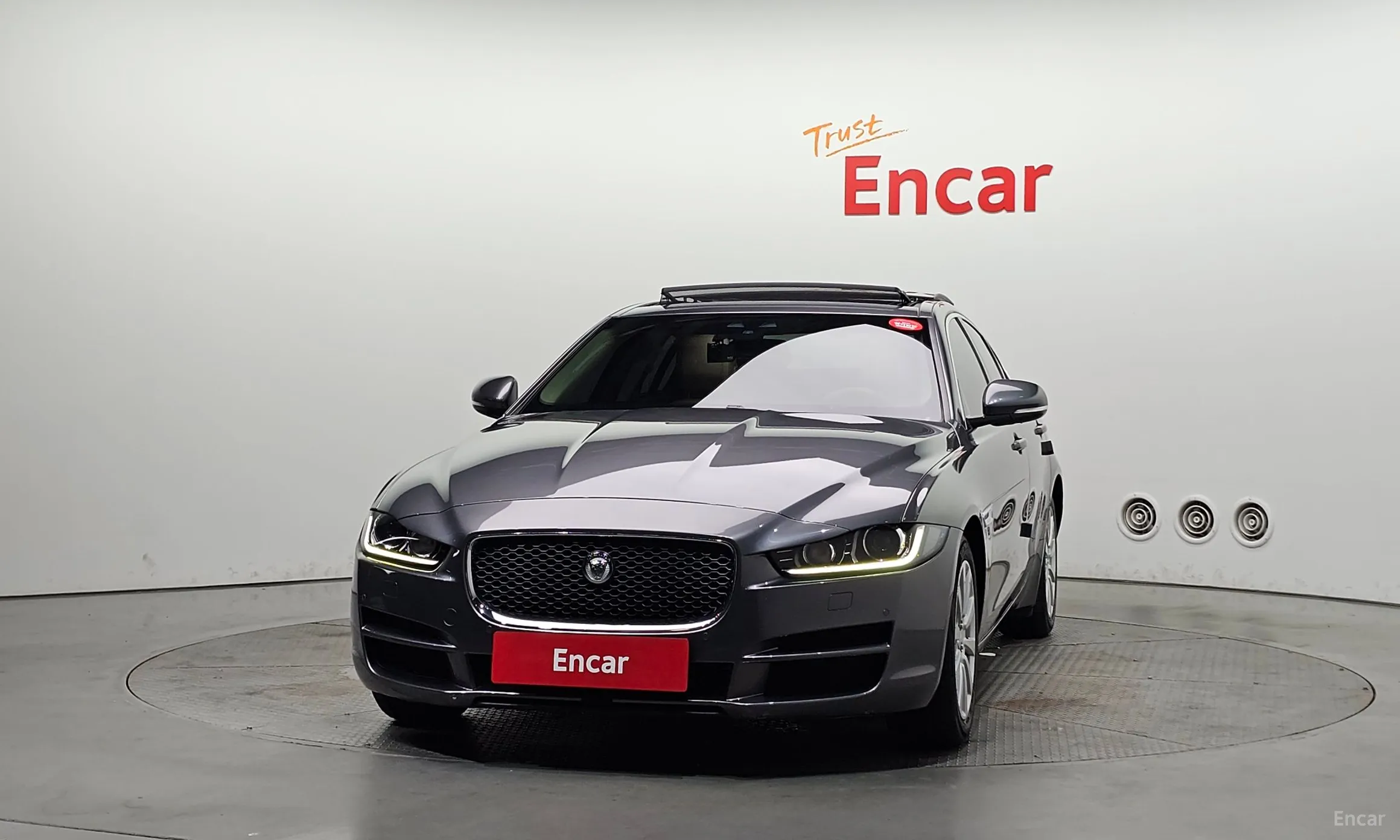 Jaguar XE превью 3